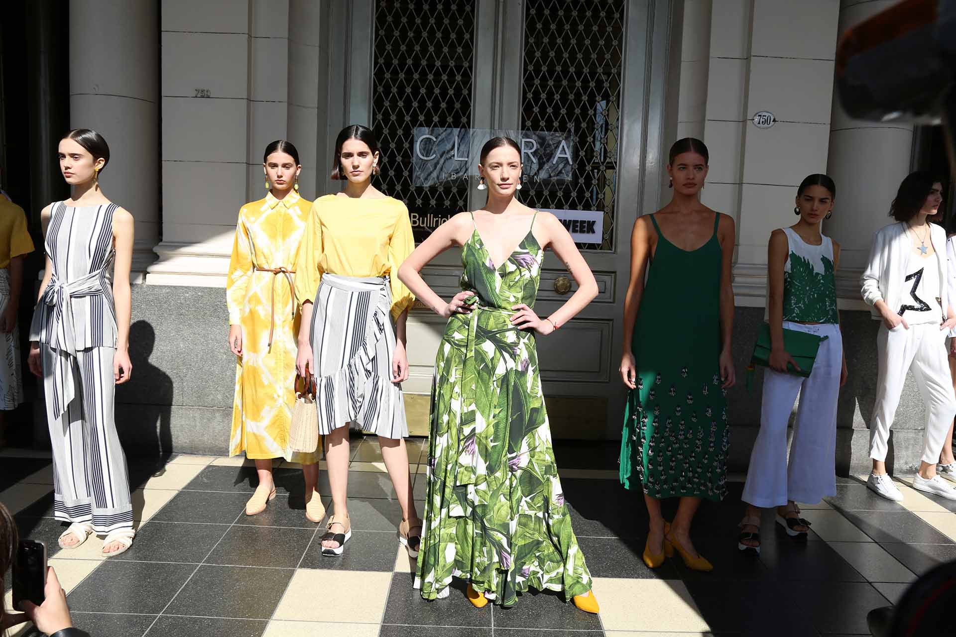 Este año la propuesta de la marca es combinar el clásico look militar, de géneros estructurados, con prendas súper femeninas, lánguidas, con volados, nudos y grandes mangas