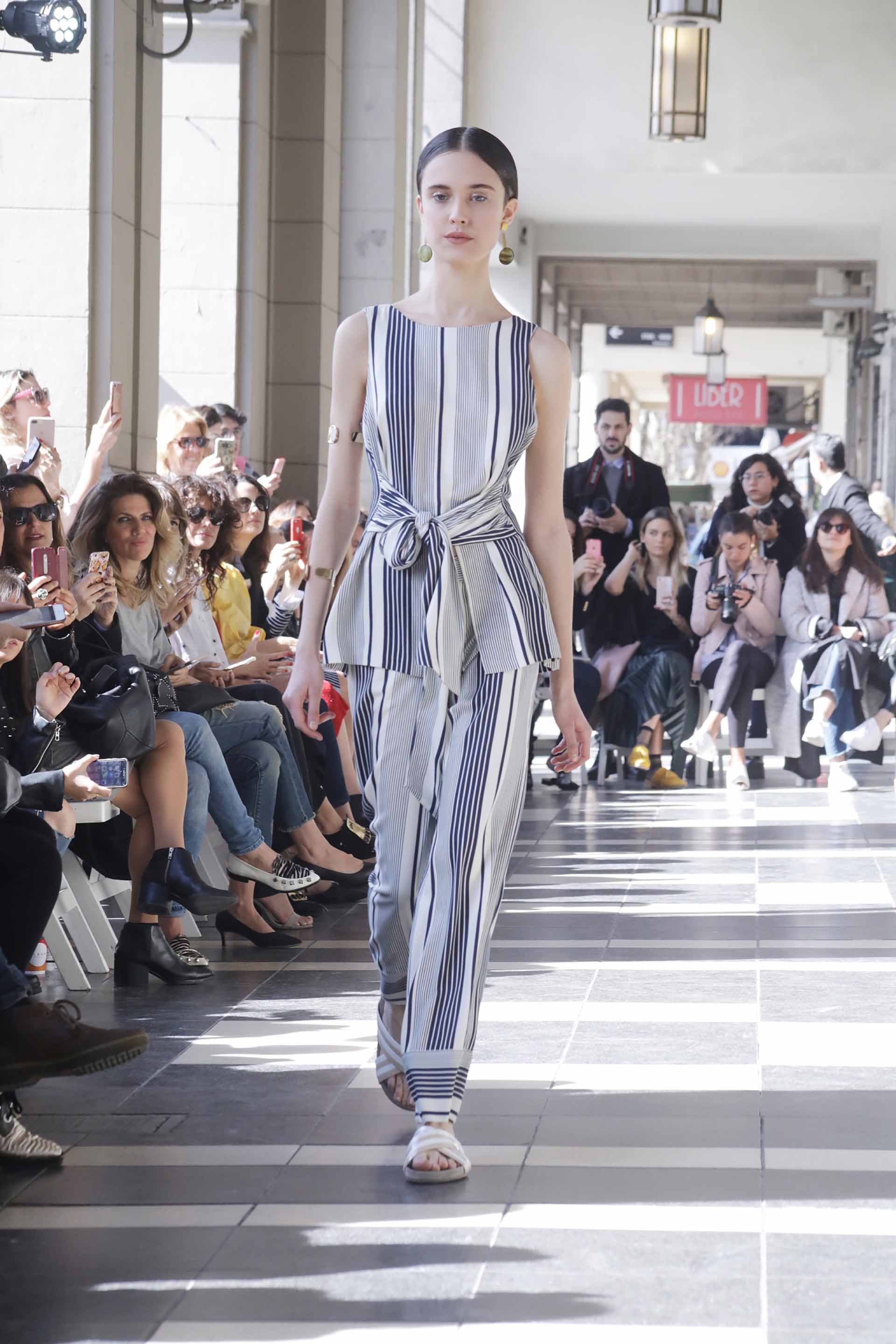 La novedad es que el clásico traje se renueva, ahora compuesto por un pantalón cargo con un tapado 7/8 para el día; un saco largo con un pantalón crop para la noche o una campera safari con un pantalón al tobillo y nudo en la cintura