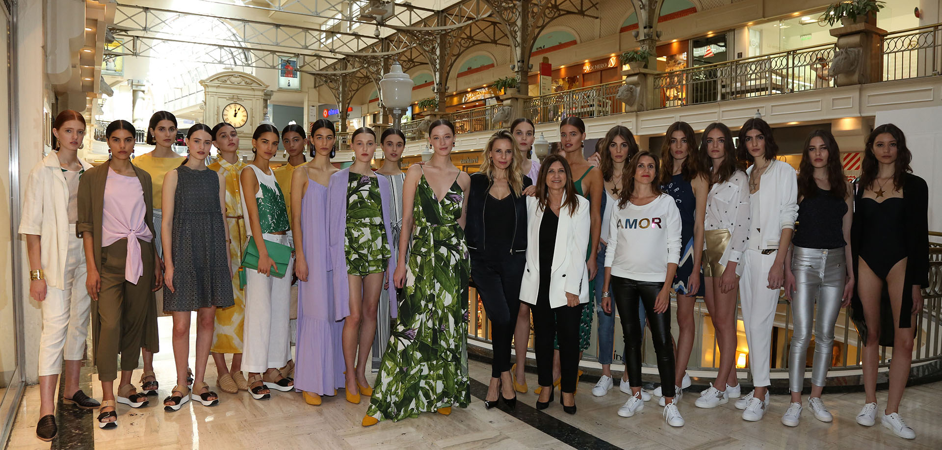 Finalizado el desfile, las diseñadoras posaron junto a las modelos en el interior del Patio Bullrich /// Fotos: Grupo Mass PR