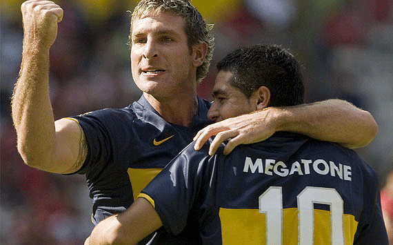 Martín Palermo -que en la foto abraza a Román Riquelme- jugó en Boca de 1997 a 2000 y de 2004 a 2011. Fue ídolo y goleador: convirtió 236 tantos. Con el equipo ganó seis títulos nacionales y ocho internacionales