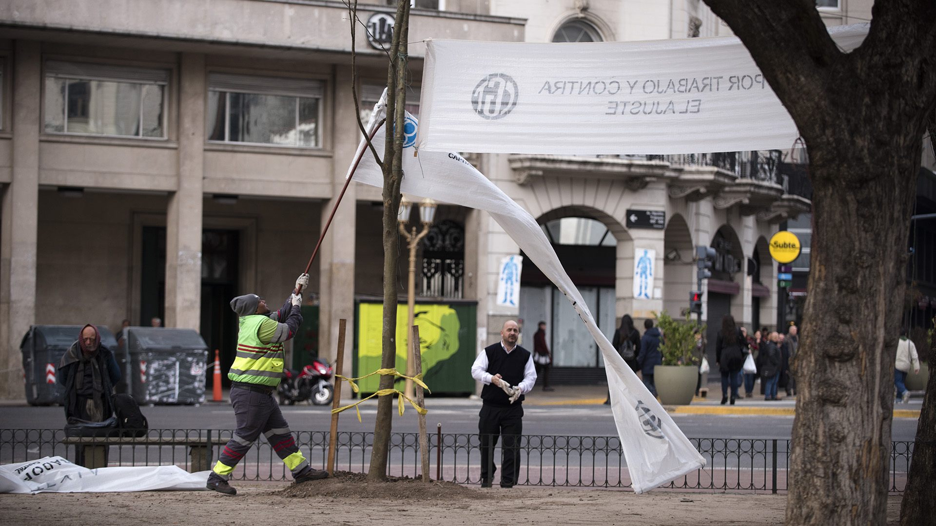 Los trabajadores a cargo del operativo tambien descolgaron los pasacalles de la CGT (Adrián Escandar)