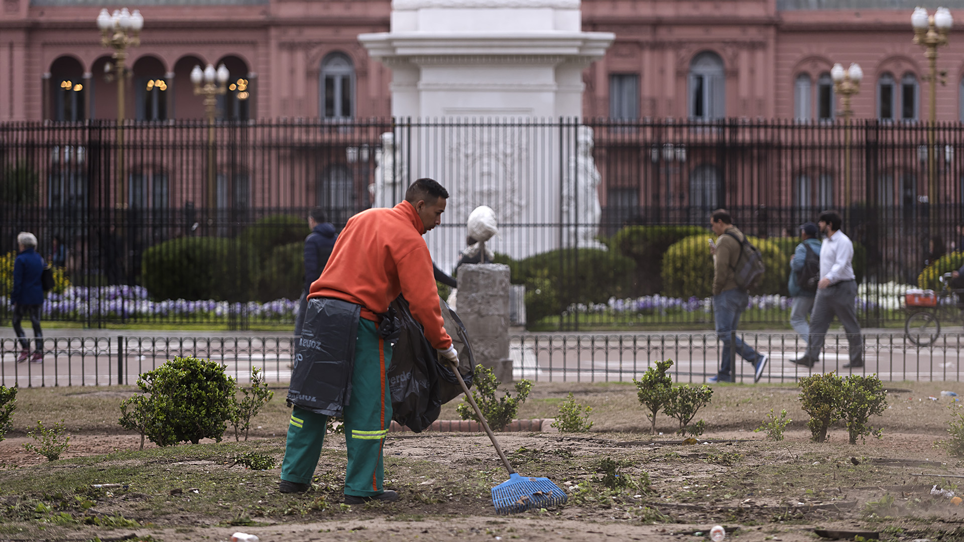 Operativo de limpieza en Plaza de Mayo (Adrián Escandar)