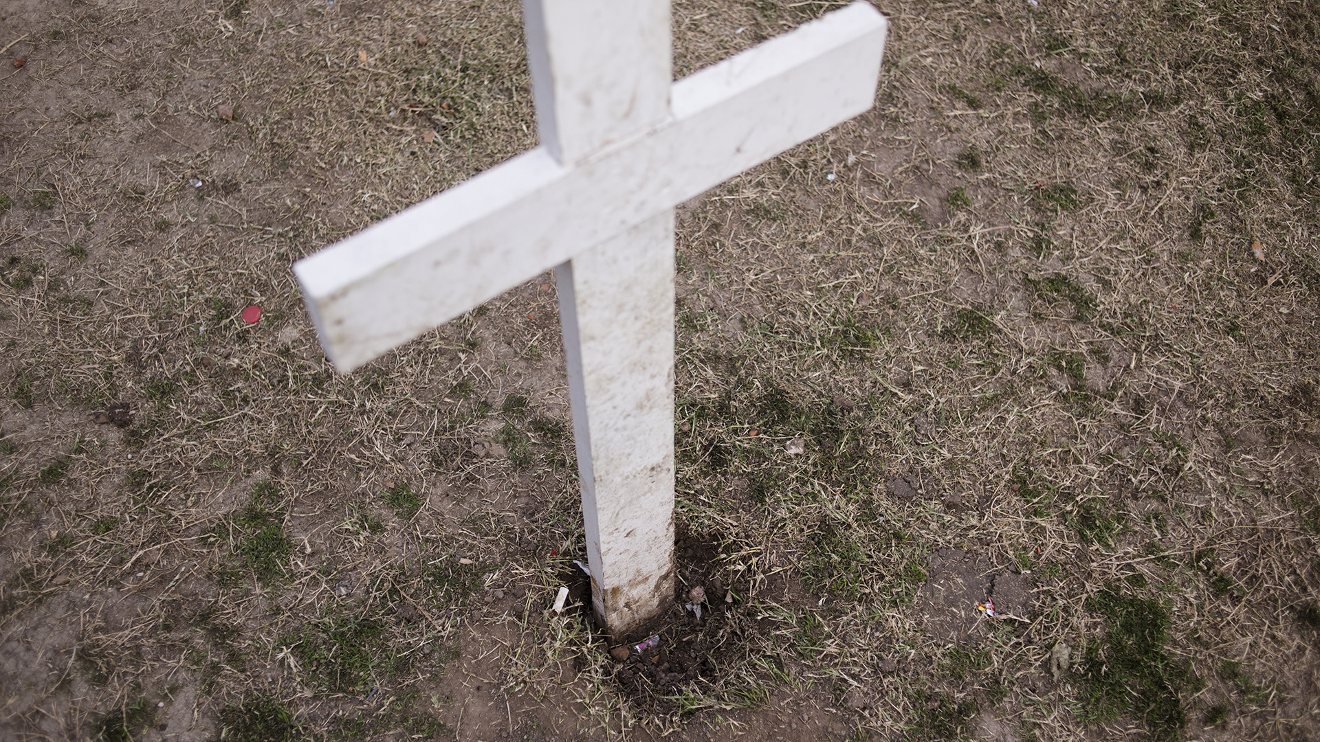 “Diecisiete de estas tumbas representan a los soldados que murieron defendiendo el litoral marítimo partagónico, desde donde la aviación argentina atacaba a la flota británica en 1982”, reza el cartel instalado junto a las cruces (Adrián Escandar)