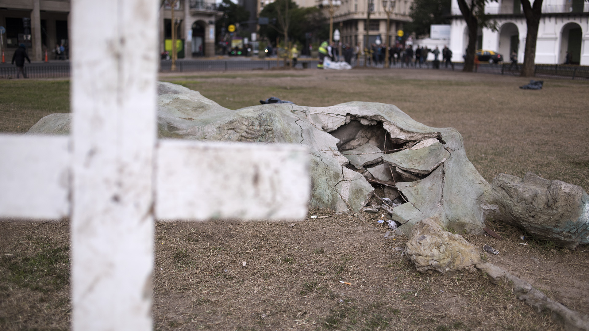 Durante la marcha de ayer, las cruces fueron una herramienta más para la agresión (Adrián Escandar)