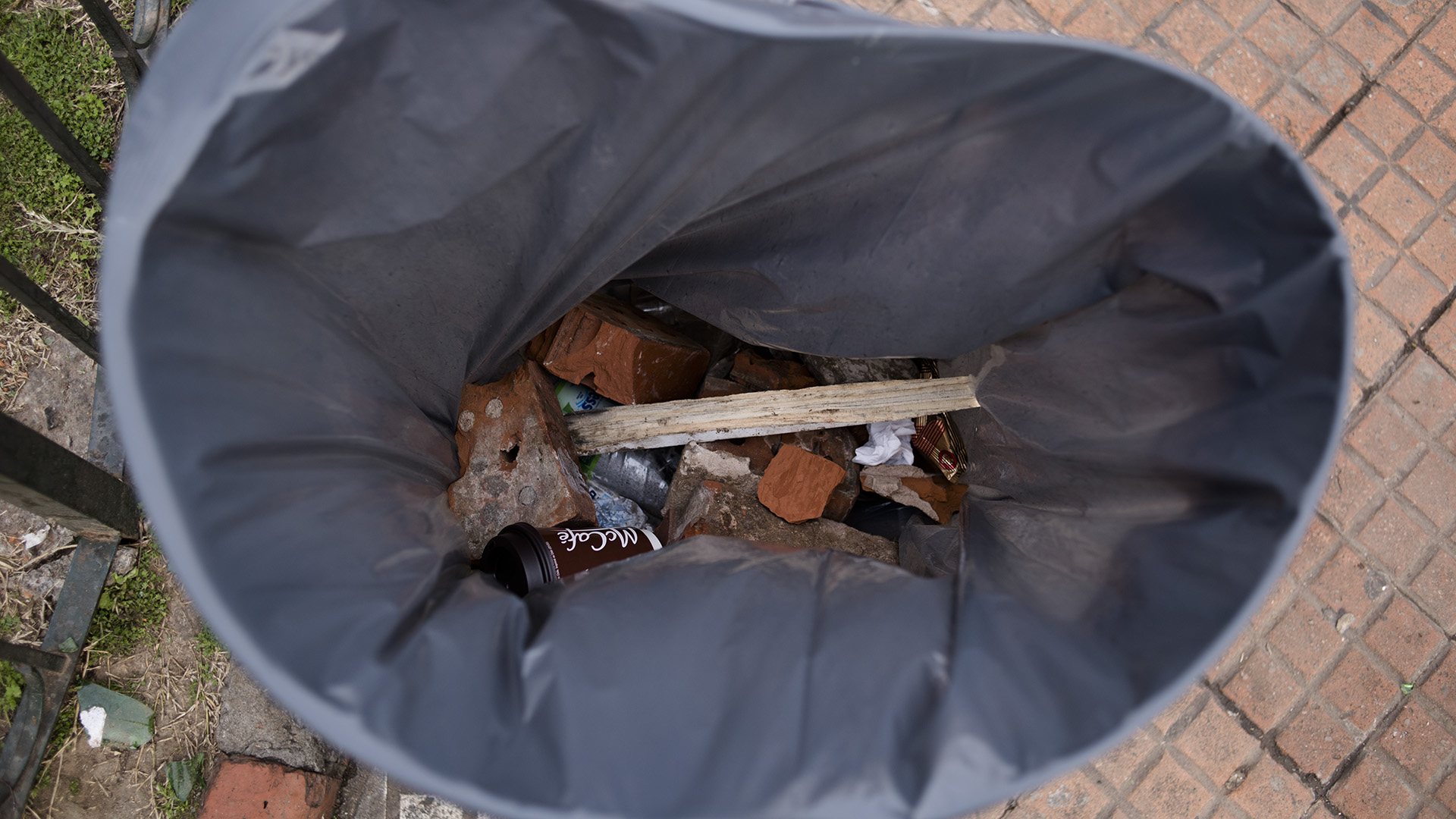 Hoy, miércoles, comenzaron los trabajos para recupearar las zonas vandalizadas (Adrián Escandar)