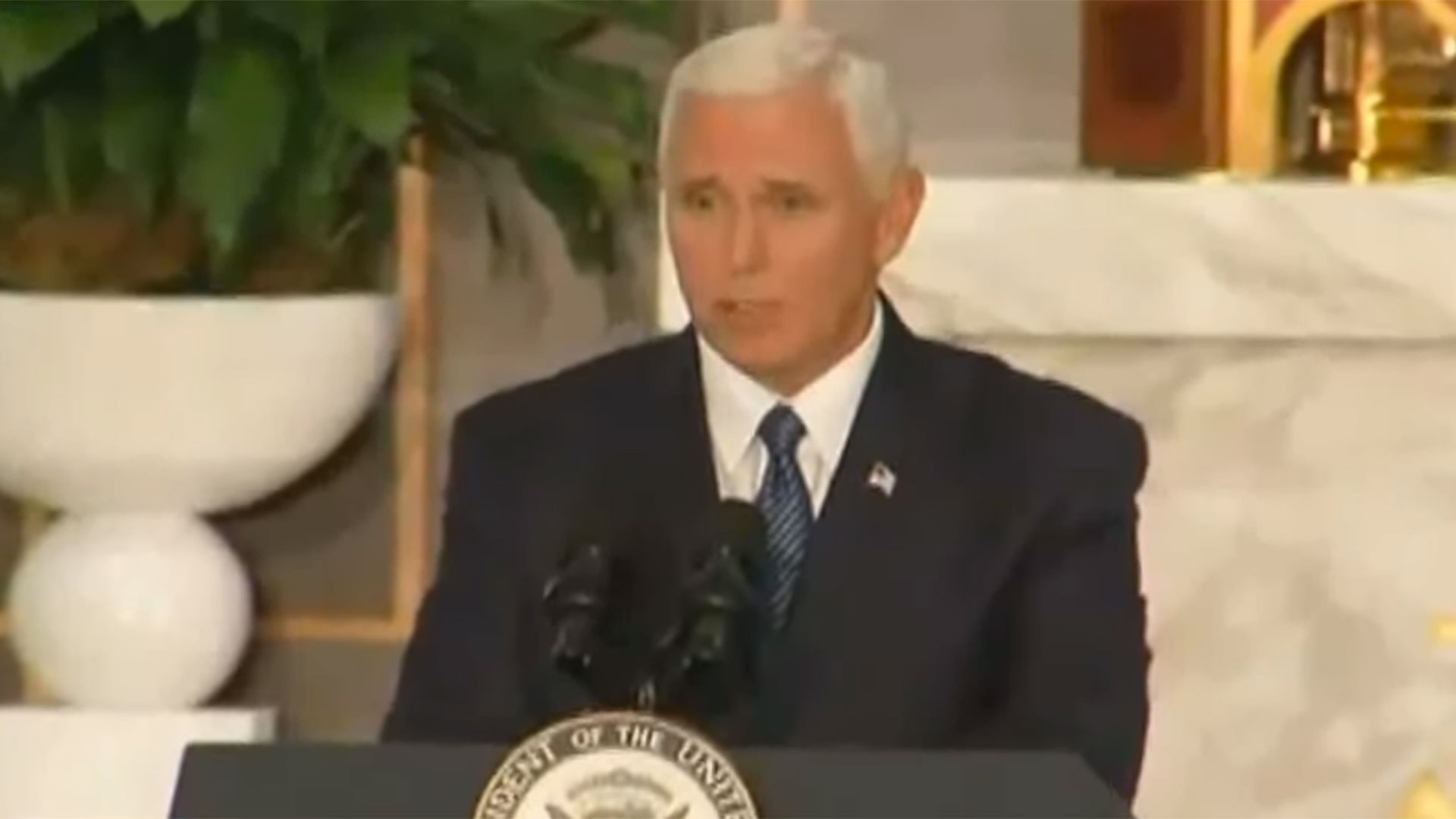 El vicepresidente de los Estados Unidos, Mike Pence, dijo “Si fuera cierto,esto descalificaría a cualquiera para el servicio público”.
