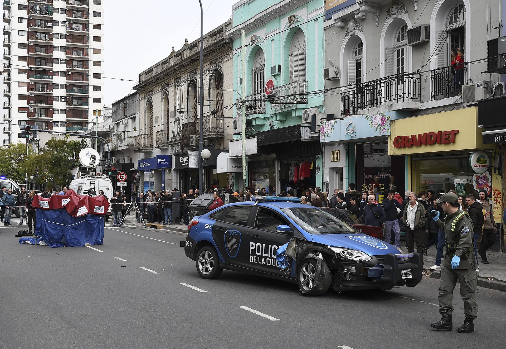 Una mujer de 62 años murió esta mañana al ser atropellada por un móvil de la comisaría 31 de la Policía de la Ciudad que acudía a un llamado del 911, en la esquina de la avenida Federico Lacroze y Zapata, en el barrio porteño de Belgrano, informaron fuentes policiales