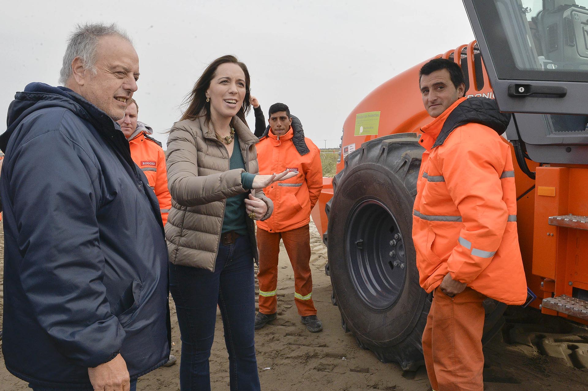 La gobernadora María Eugenia Vidal junto al intendente de General Lavalle, José Rodríguez, al anunciar la segunda calzada en las rutas 11 y 56 que forman parte del “Corredor del Atlántico”