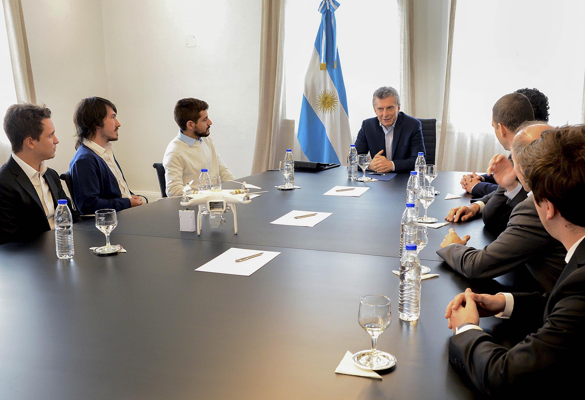 El presidente Mauricio Macri recibió hoy a un grupo de estudiantes de ingeniería informática que ganaron un premio internacional por haber creado un programa que les permite a los rescatistas actuar con más celeridad y precisión frente a catástrofes naturales