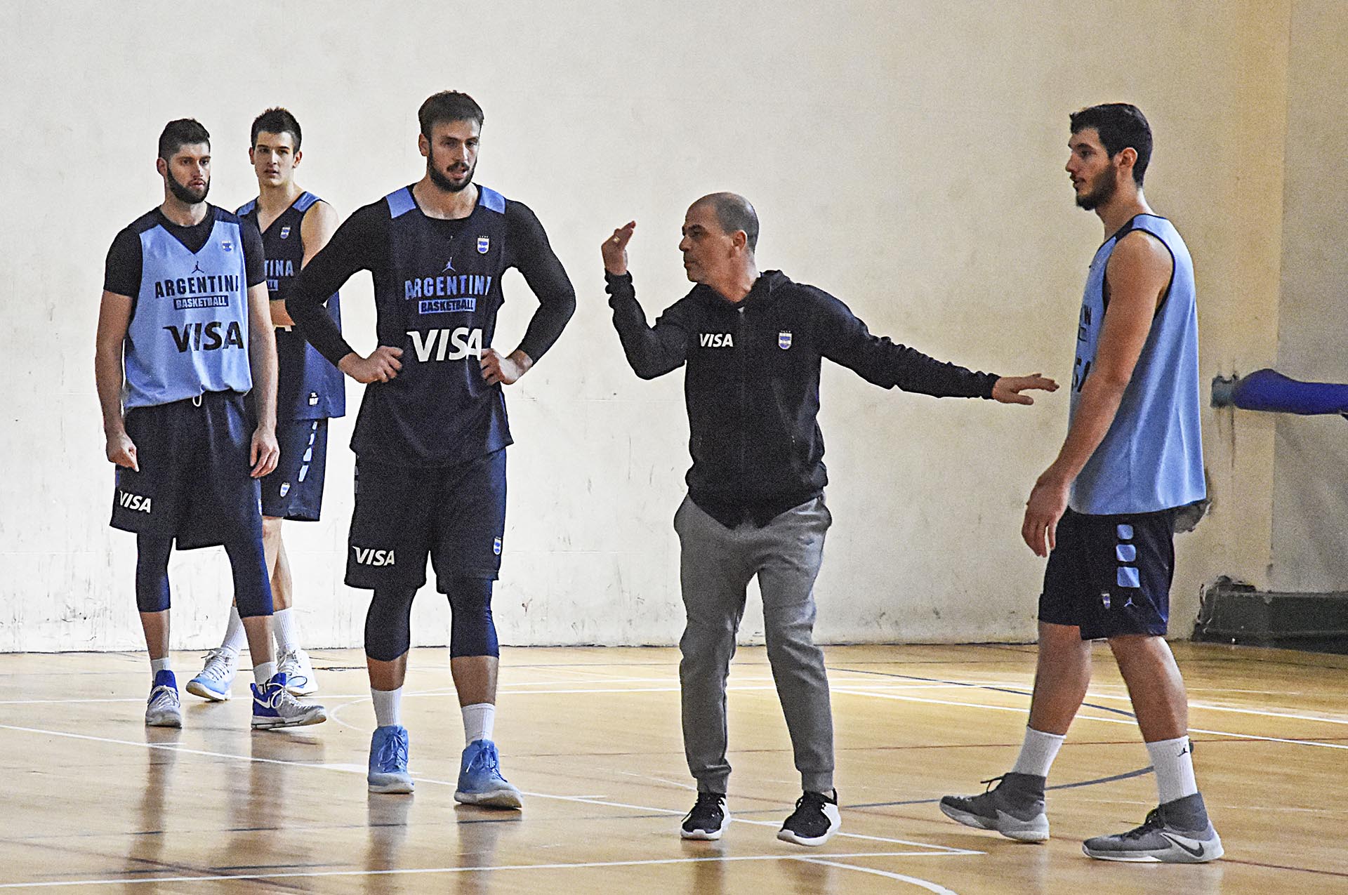 Bahía Blanca: La selección argentina de básquet realiza tareas de entrenamiento en el Gimnasio Uno, de cara a la fase de grupos de la AmeriCup, que comienza el próximo domingo