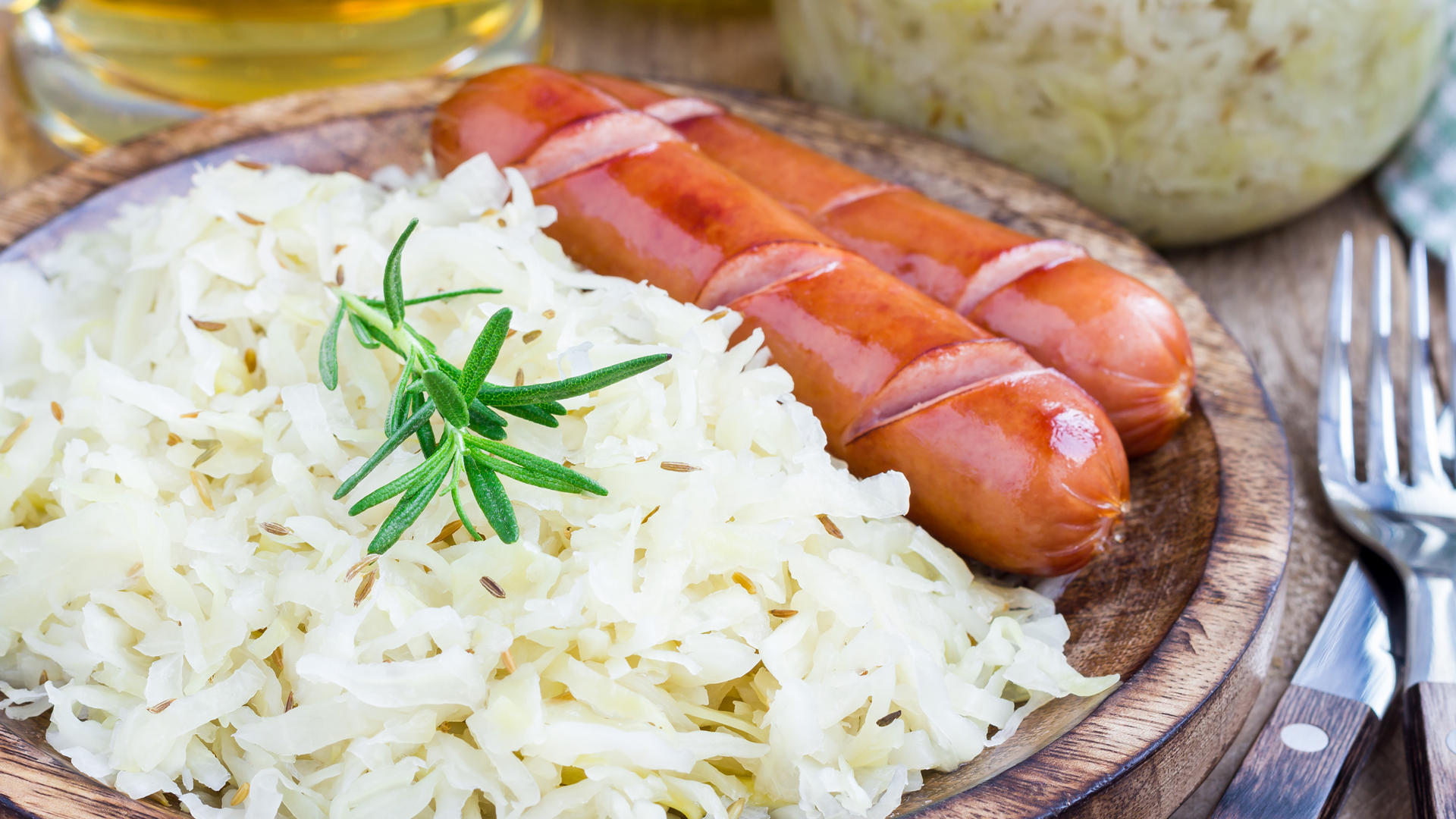 El chucrut es la fermentación del repollo en salmuera (iStock)