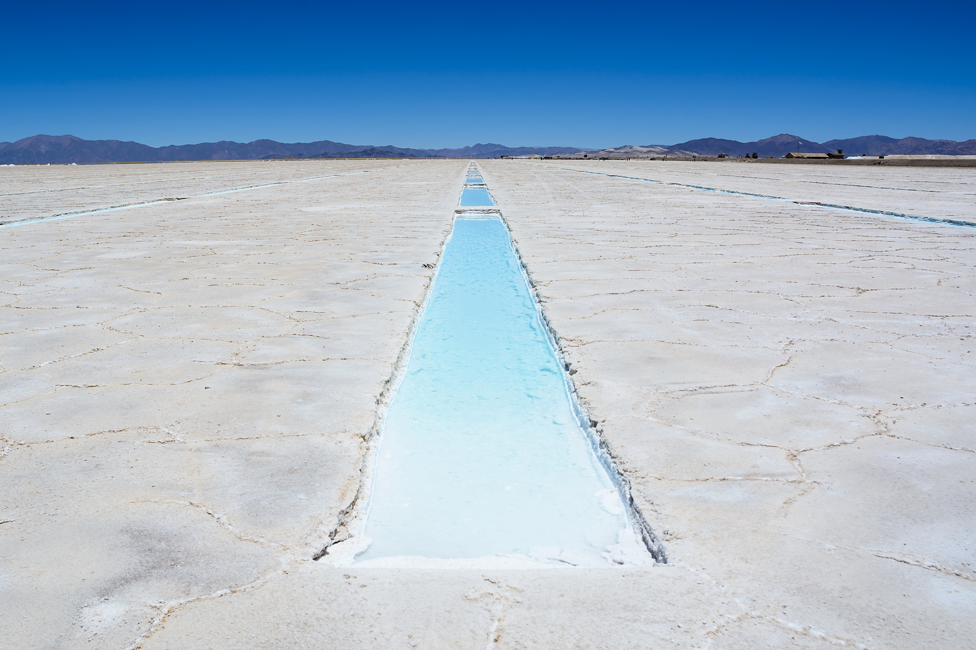 El nacimiento de las Salinas Grandes ocurrió cuando la zona se cubrió de aguas con gran cantidad de sales provenientes de la actividad volcánica