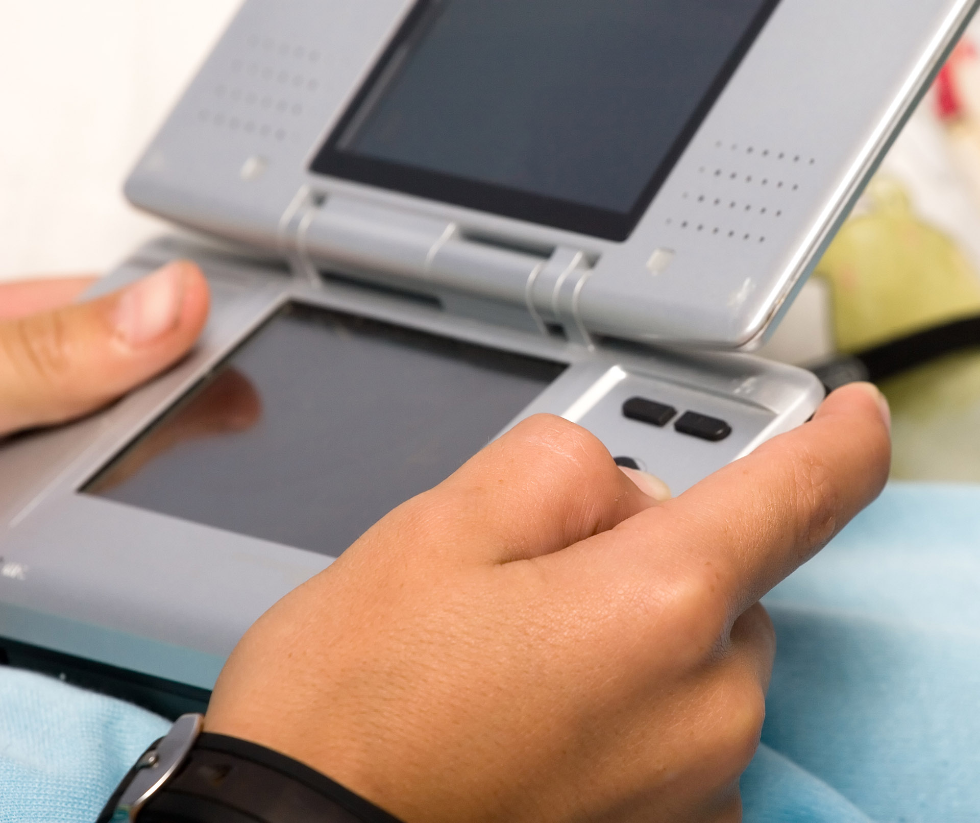 Las videoconsolas portátiles y los celulares ofrecen múltiples opciones para jugar todo el tiempo