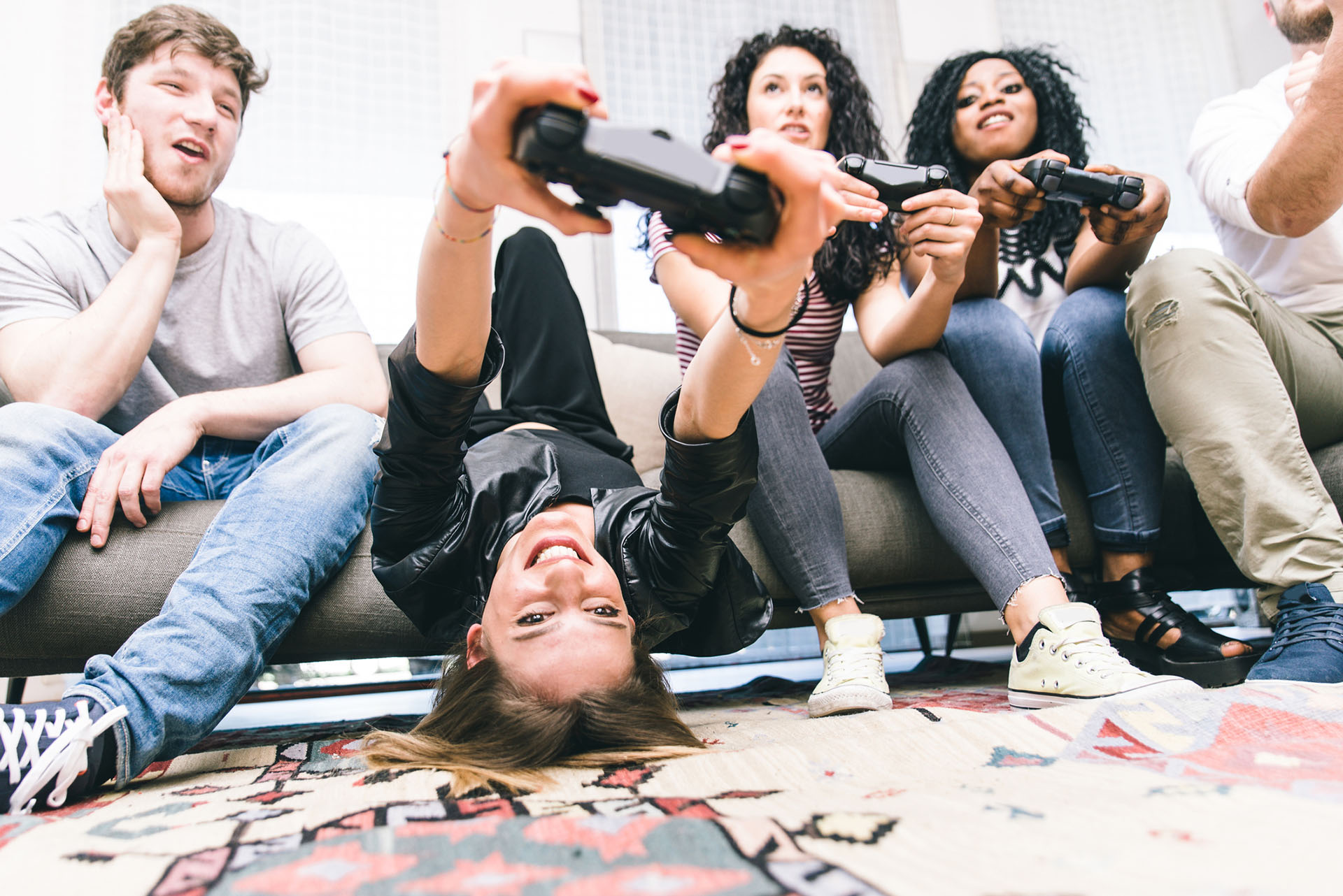 Muchas veces los jóvenes se reúnen físicamente para jugar, pero la mayoría de las veces se conectan virtualmente (iStock)