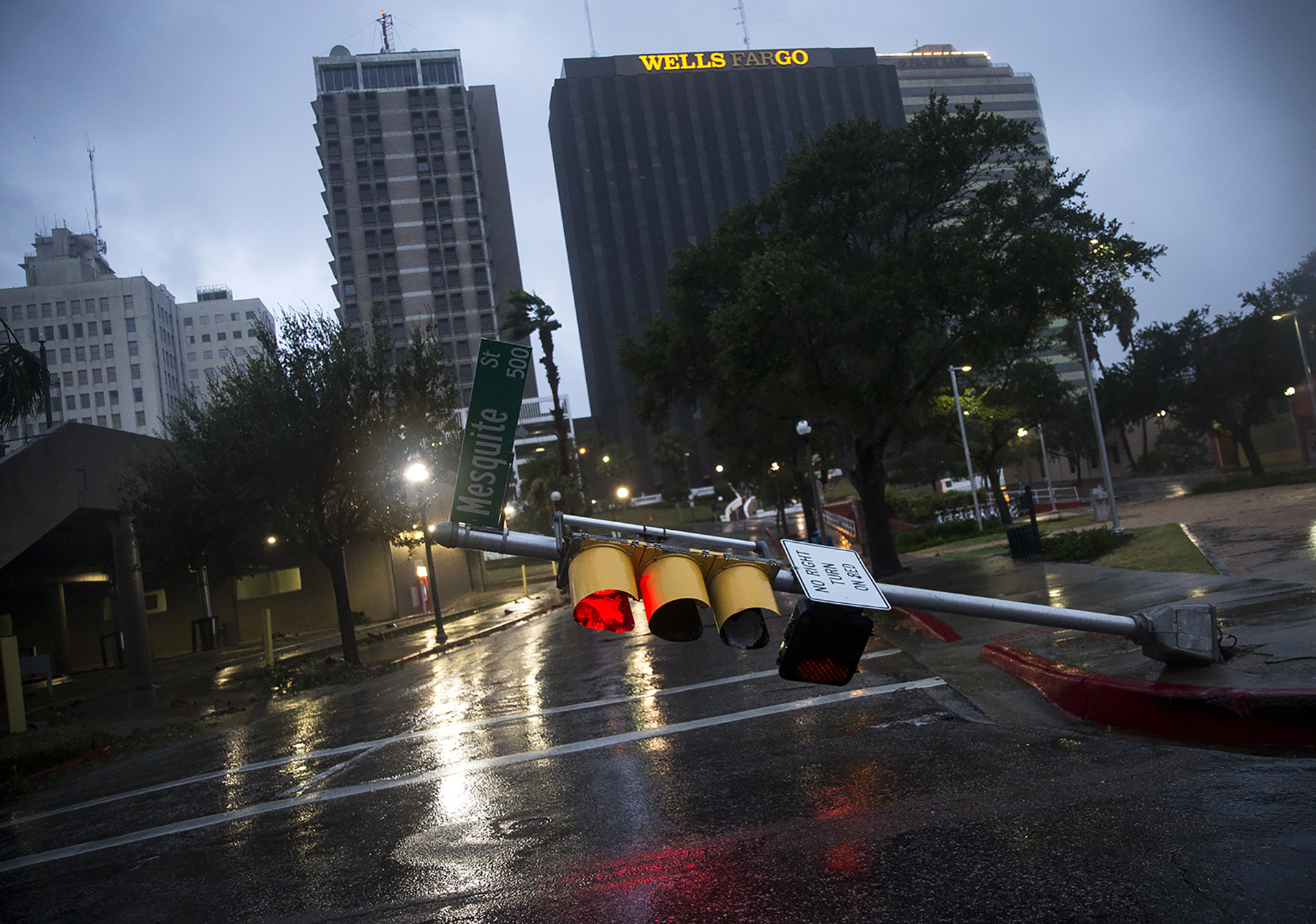 Un semáforo caído en Texas tras el huracán Harvey (Nick Wagner/Austin American-Statesman via AP)