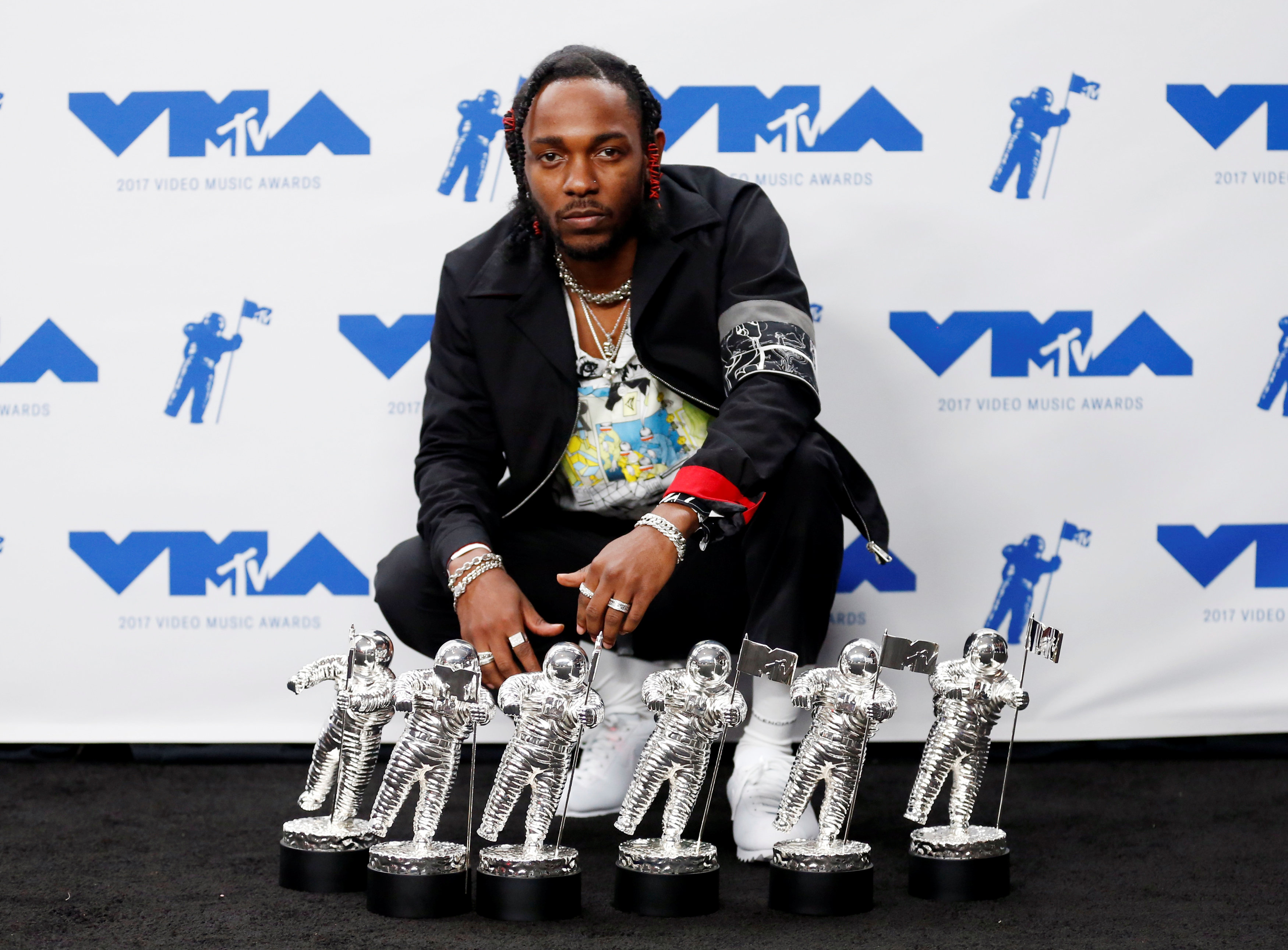 Kendrick Lamar con sus seis premios (REUTERS)