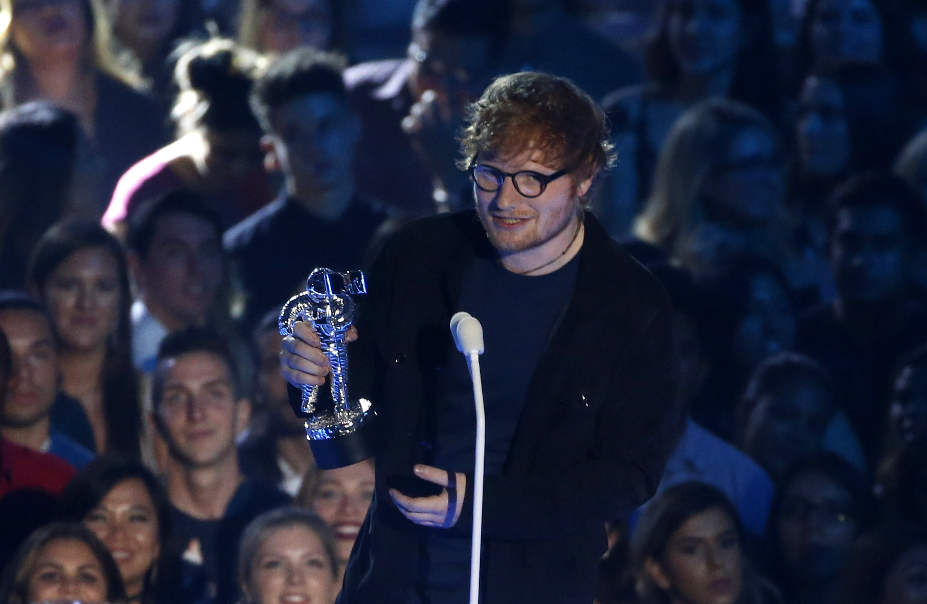 Ed Sheeran recibiendo su premio (Reuters)