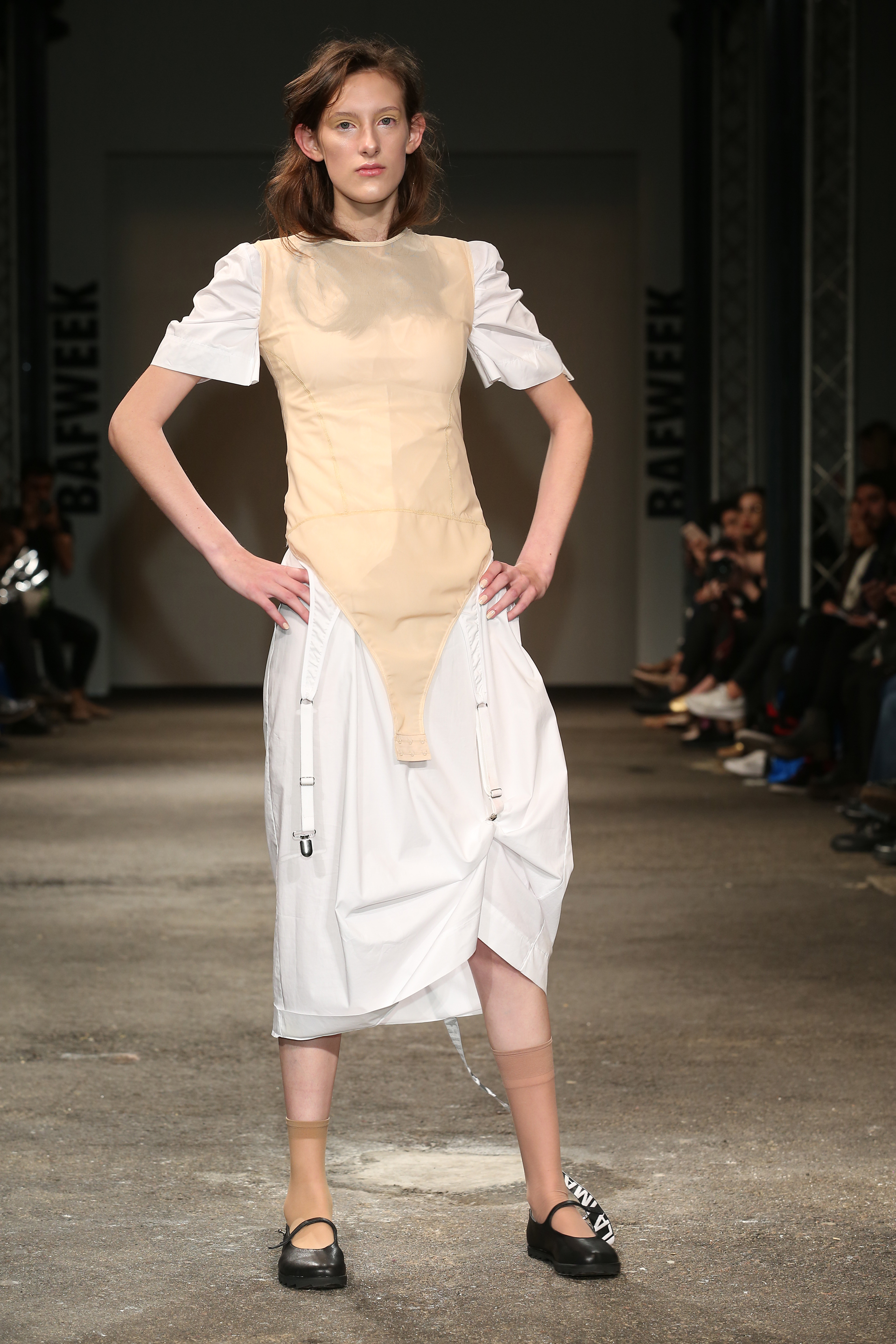 Body con tiradores sobre vestido a la rodilla irregular con mangas y ballerinas con medias de nylon (Grupo Brandy)