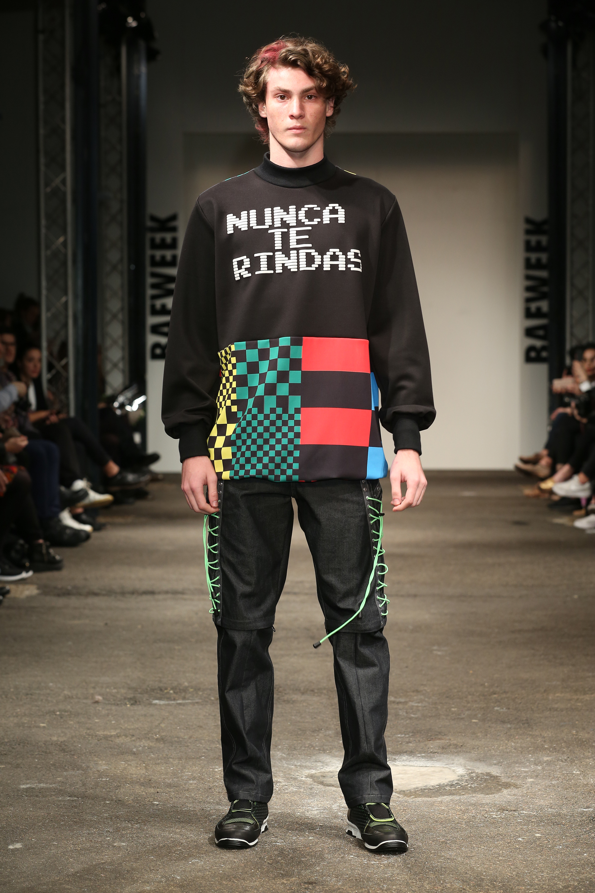 Wen M, buzo con estampado geométrico de video juego y pantalón recto con cordones en verde fluo (Grupo Brandy)