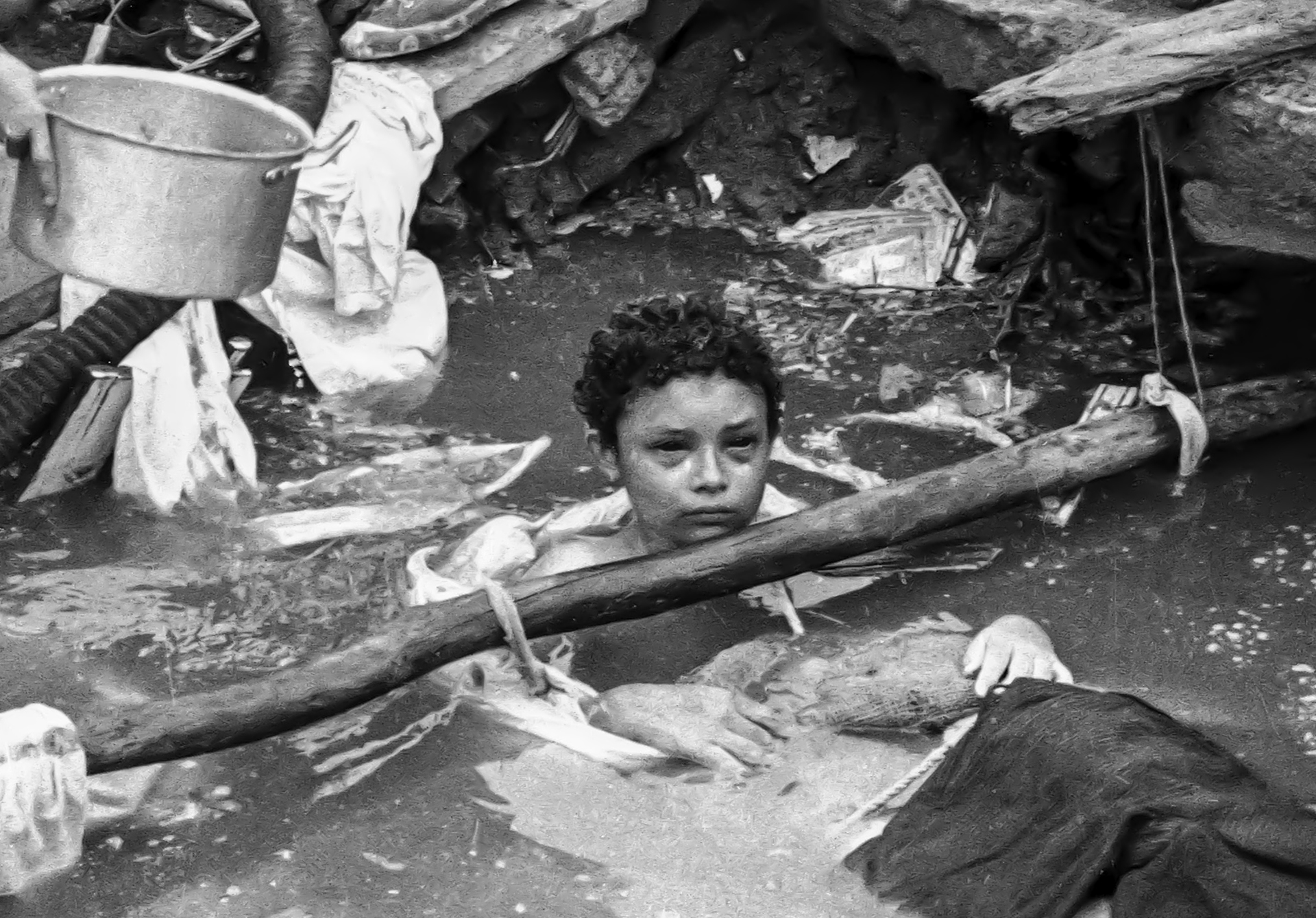 La trágica historia de Omayra Sánchez, la víctima más recordada de la Tragedia de Armero: murió a sus doce años tras varios intentos por rescatarla. Sus ojos recorrieron el mundo (AFP PHOTO/El Espectador)