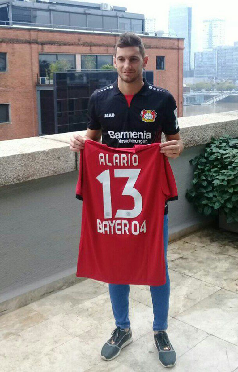 Alario ya posó con la camiseta del Bayer Leverkusen