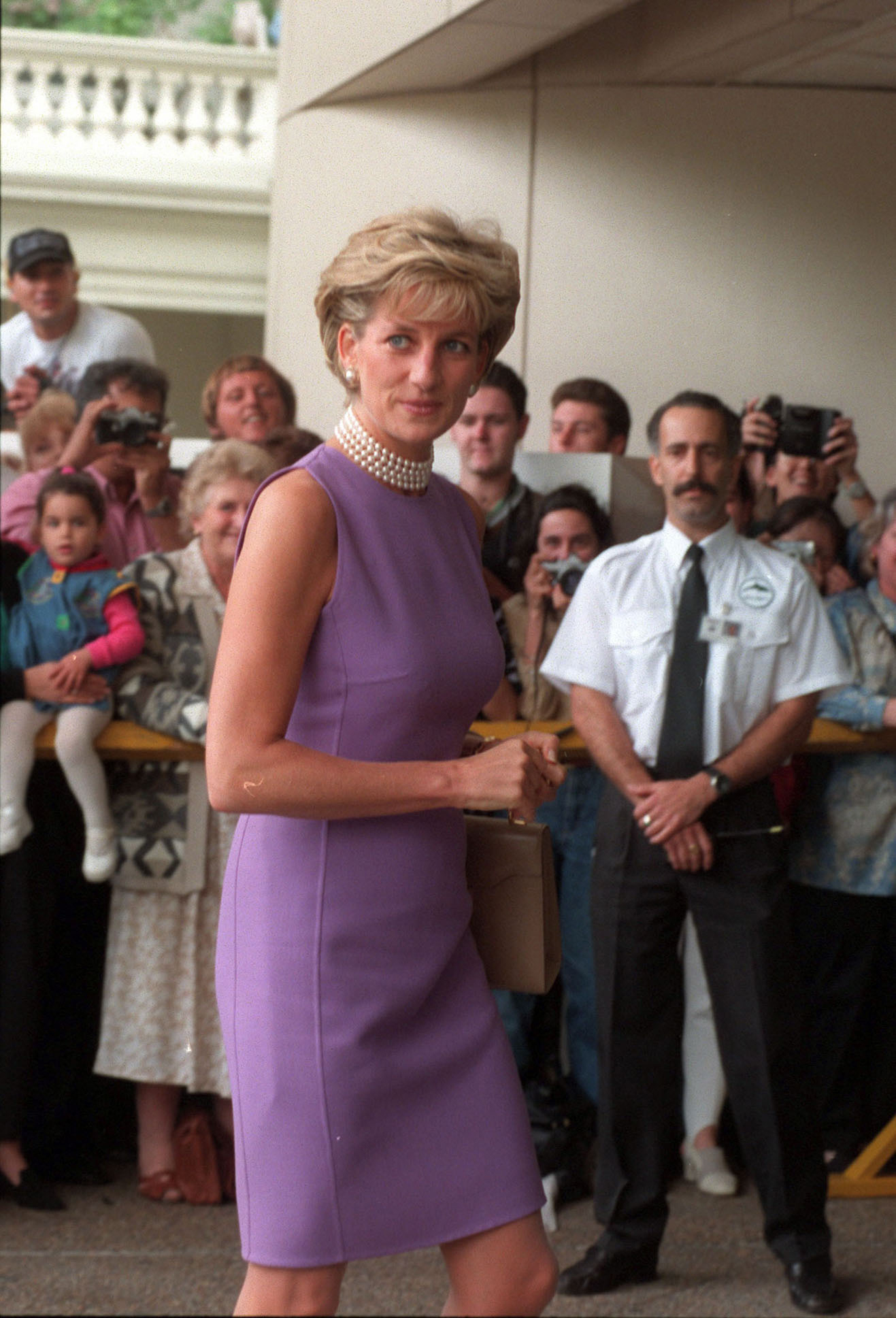 Dejó de usar vestidos midi o por debajo de la rodilla y optó por colores como el violeta y vestidos sin mangas y cogotera de perlas, uno de los accesorios favoritos de Lady Di (Getty Images)