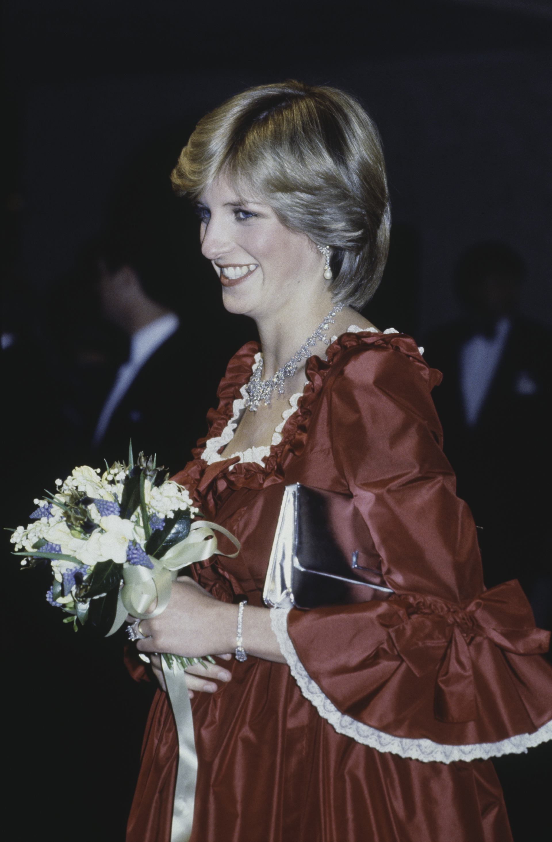 Los vestidos en dos colores y voluptuosos eran sus favoritos para concurrir a los eventos, galas o cenas homenaje (Getty Images)