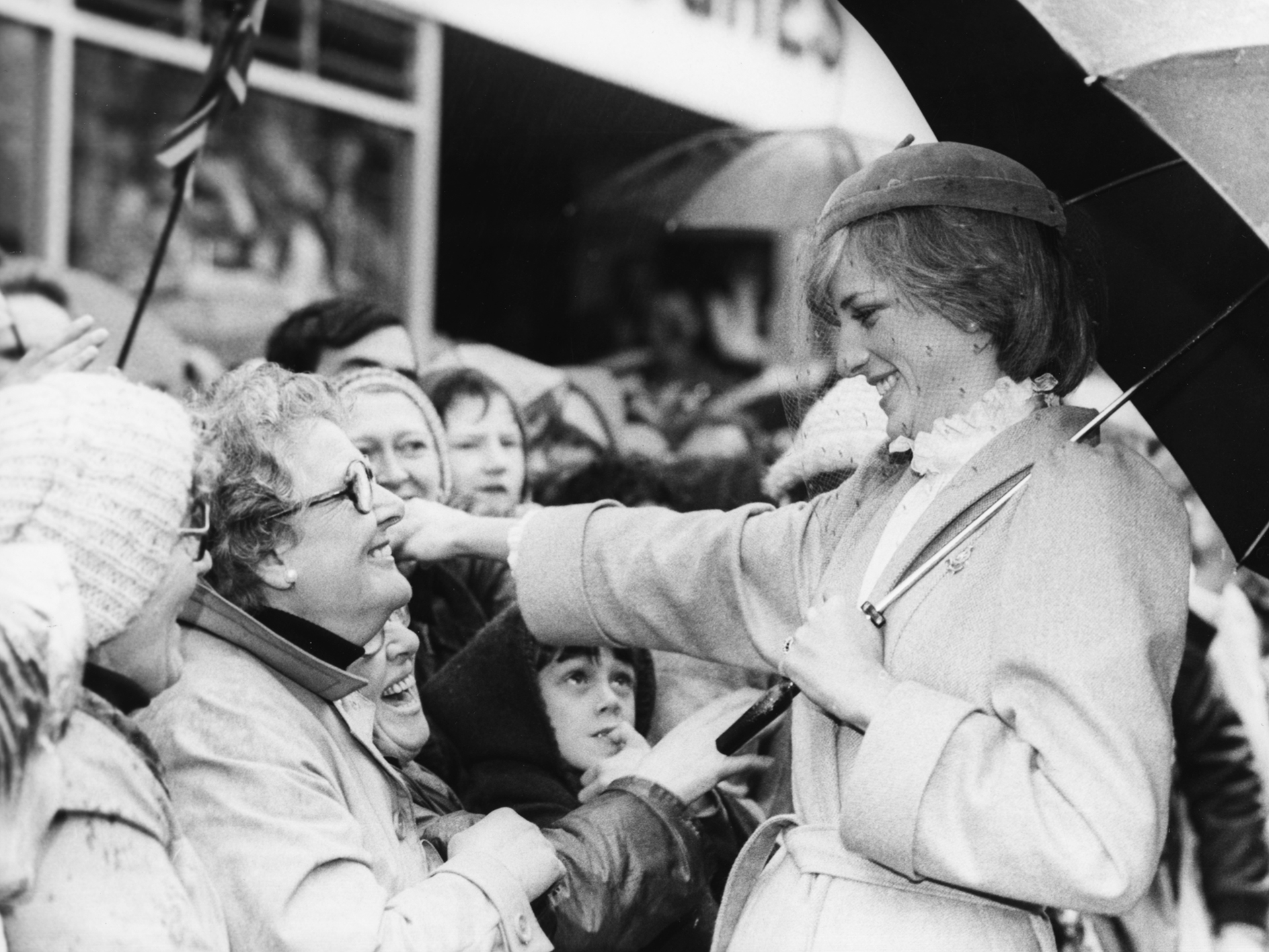 Vistiendo trench oversize, camisa de gasa con cuello cisne y tocado de gamuza con tul, saluda a las mujeres londinenses orgullosas de su trabajo (Getty Images)