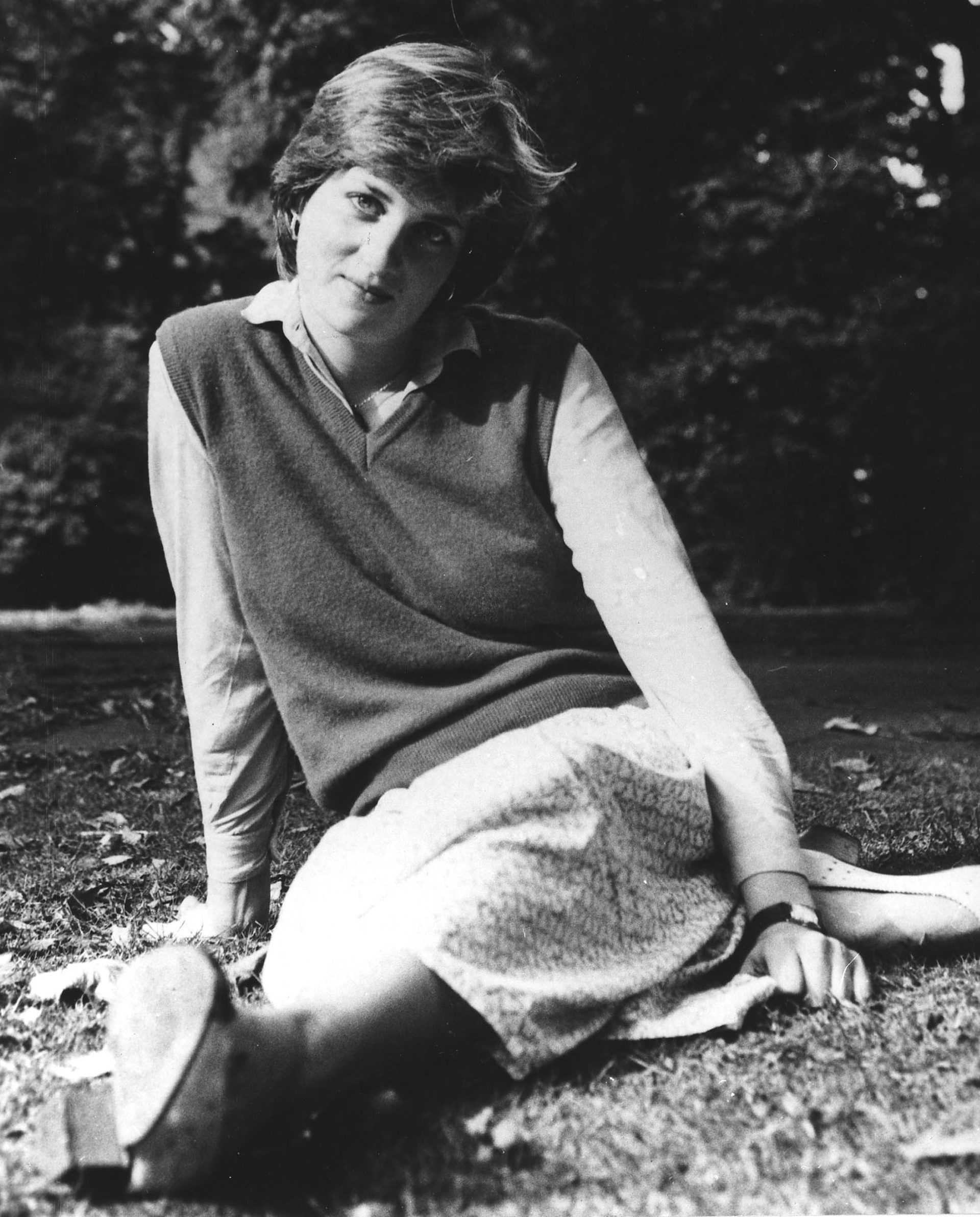 Sweater sin mangas, camisas y faldas, las prendas que Diana elegía en su juventud (AP Photo, File)