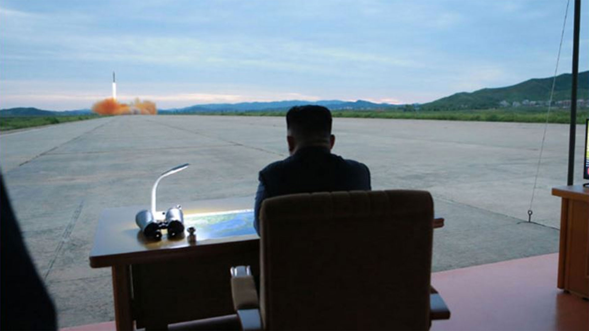 Kim Jong-un observa una prueba de misil.