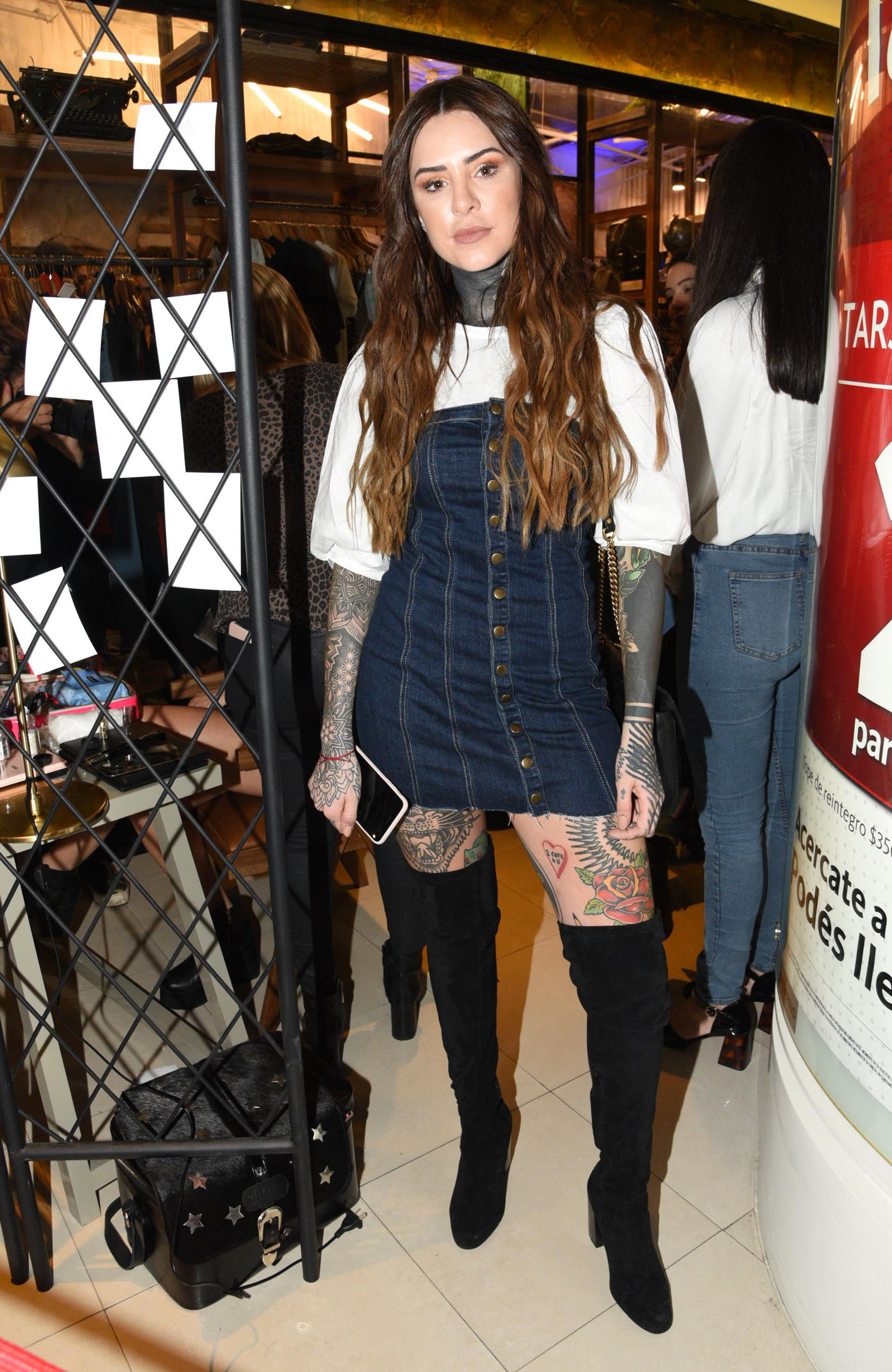 Cande Tinelli estuvo acompañada por su familia y sus afectos en la apertura del nuevo local