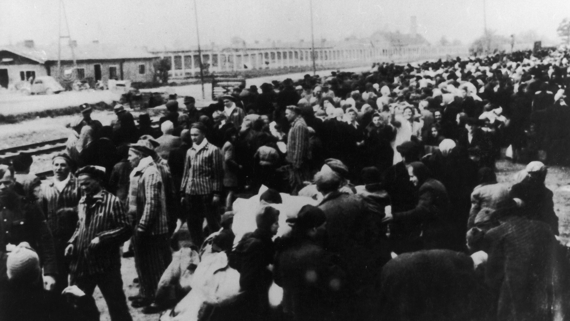 Algunas veces, al bajar del tren, los prisioneros eran dirigidos directamente a las cámaras de gas (Getty Images)