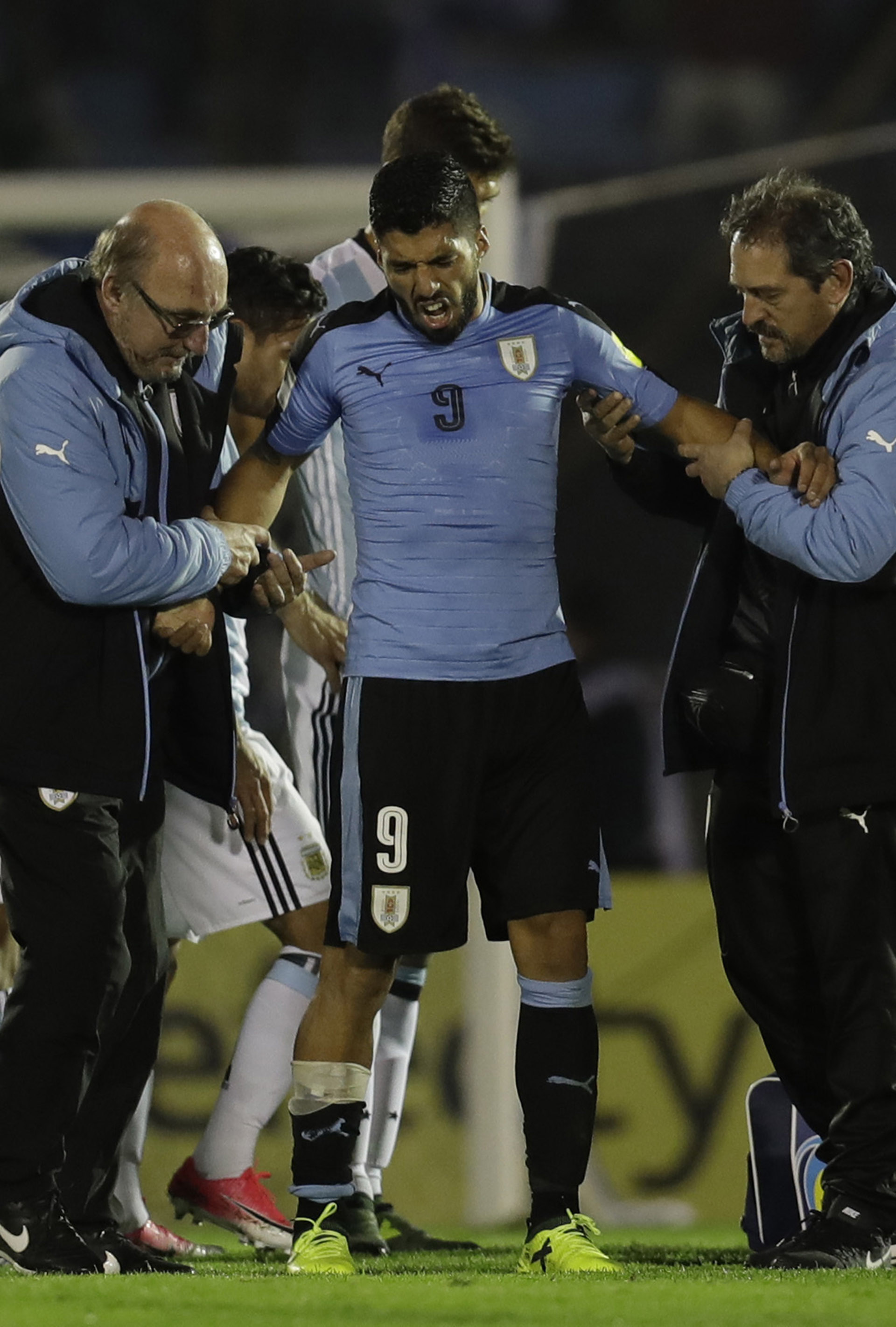 Suárez se retiró lesionado en su rodilla derecha