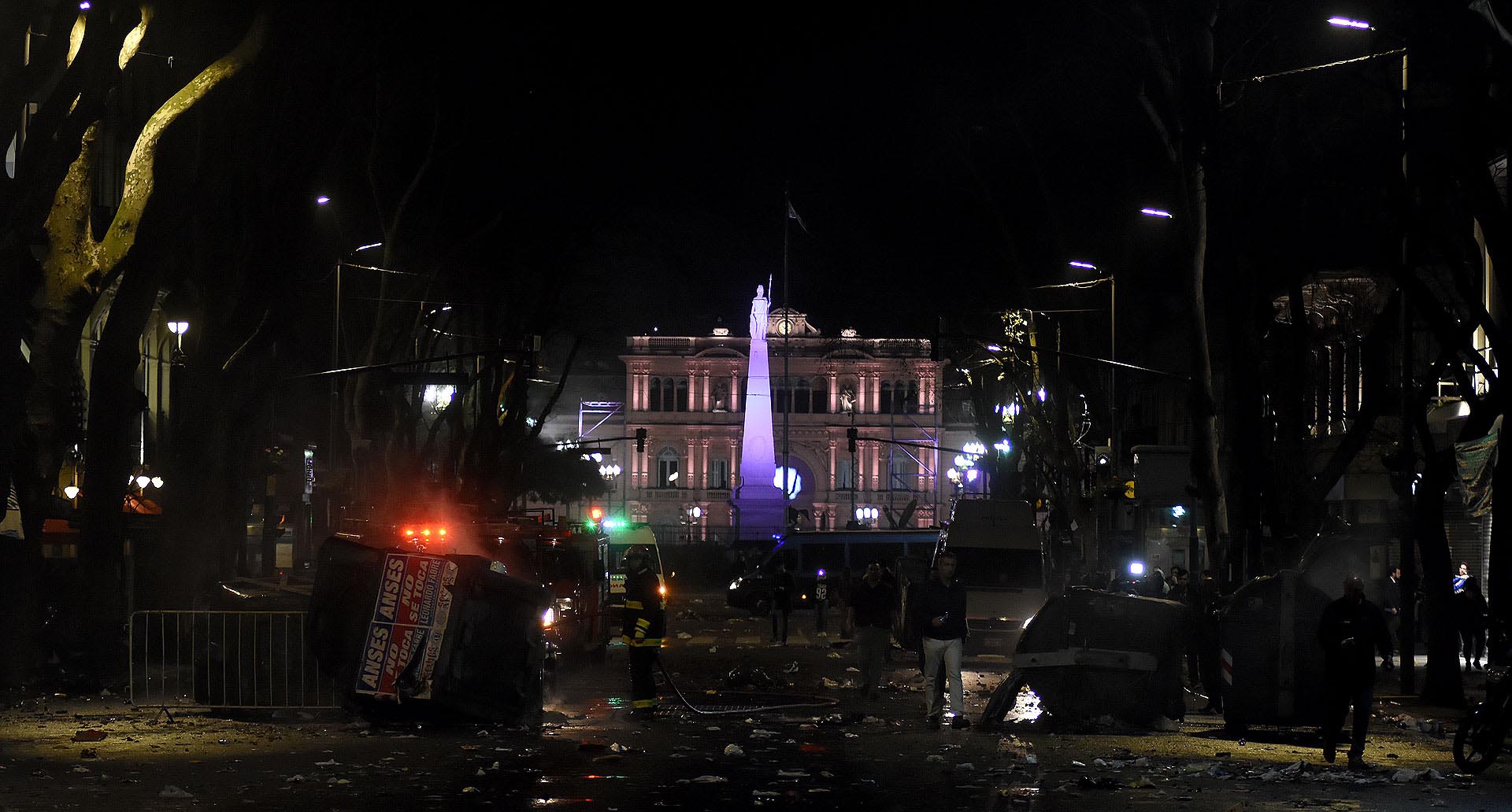 Destrozos y suciedad en las inmediaciones de Plaza de Mayo tras la marcha por Santiago Maldonado