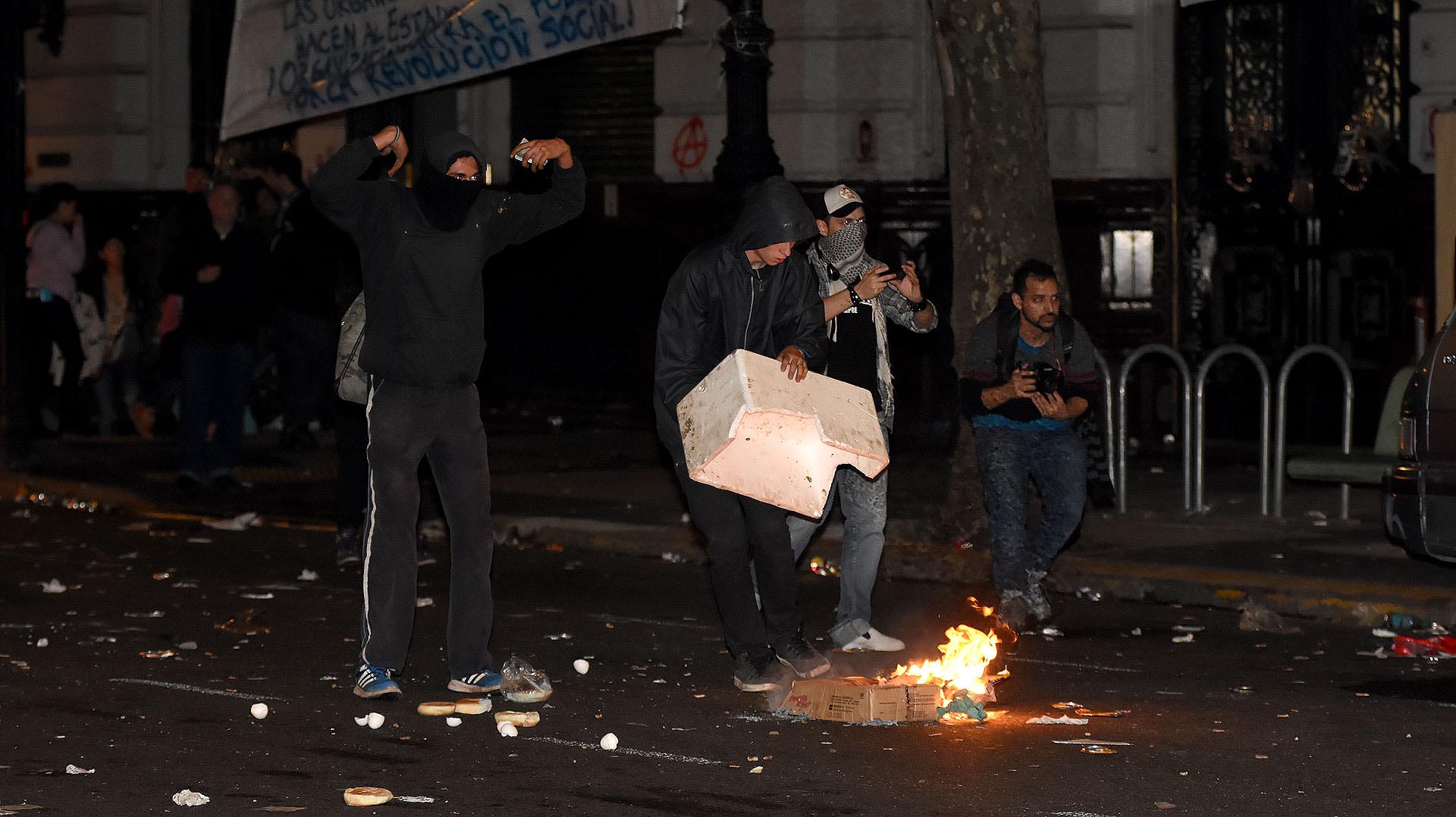 Encapuchados provocaron destrozos en la vía pública