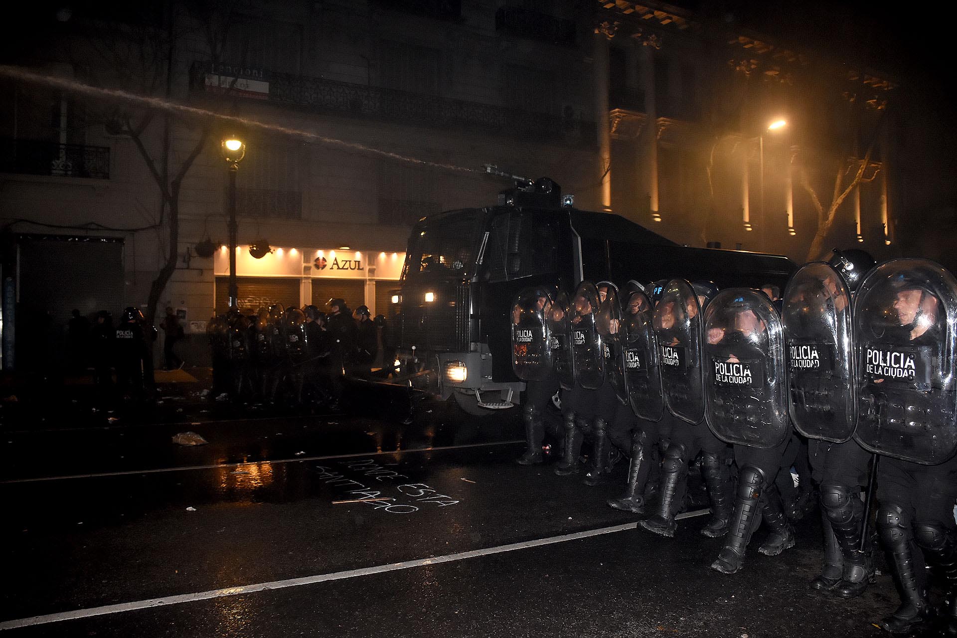 Nueve policías sufrieron heridas