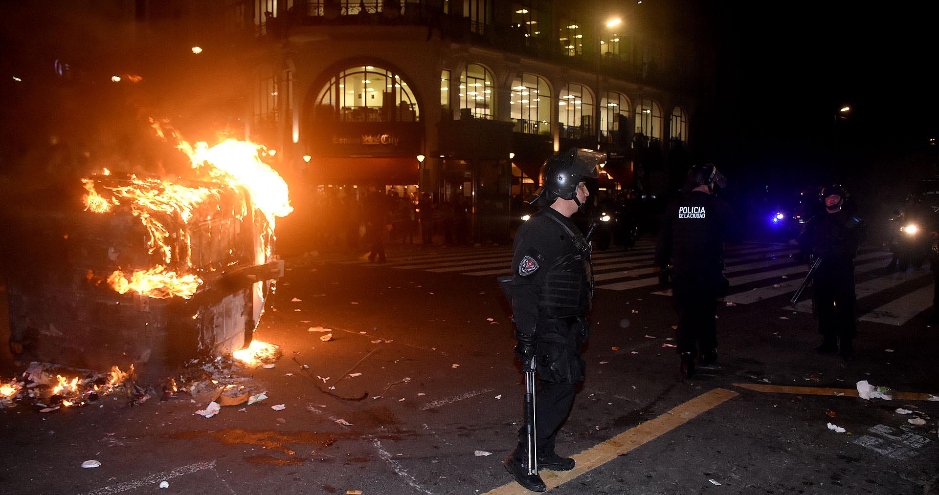 Los manifestantes prendieron fuego numerosos containers de basura