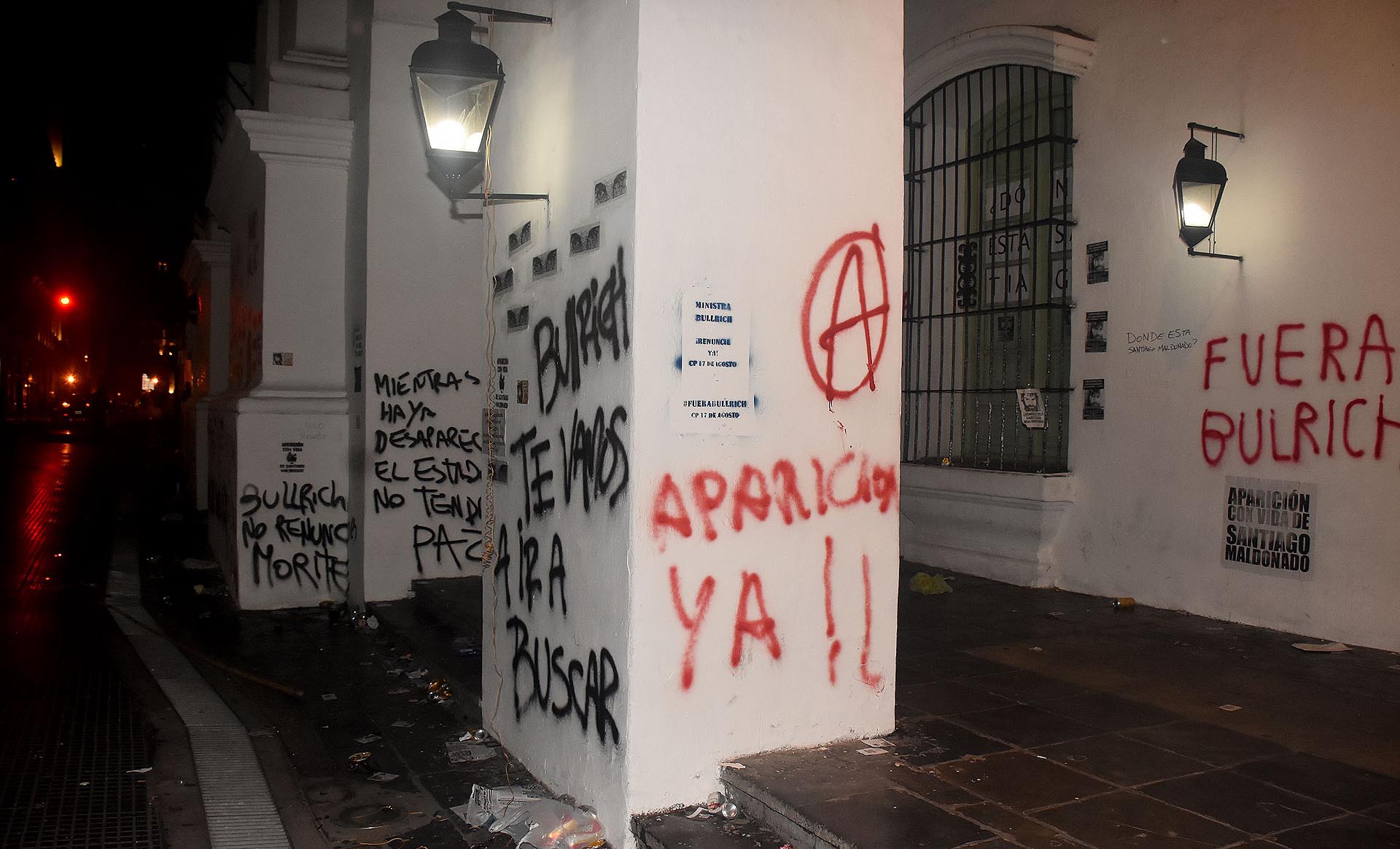 El Cabildo, repleto de pintadas en sus paredes