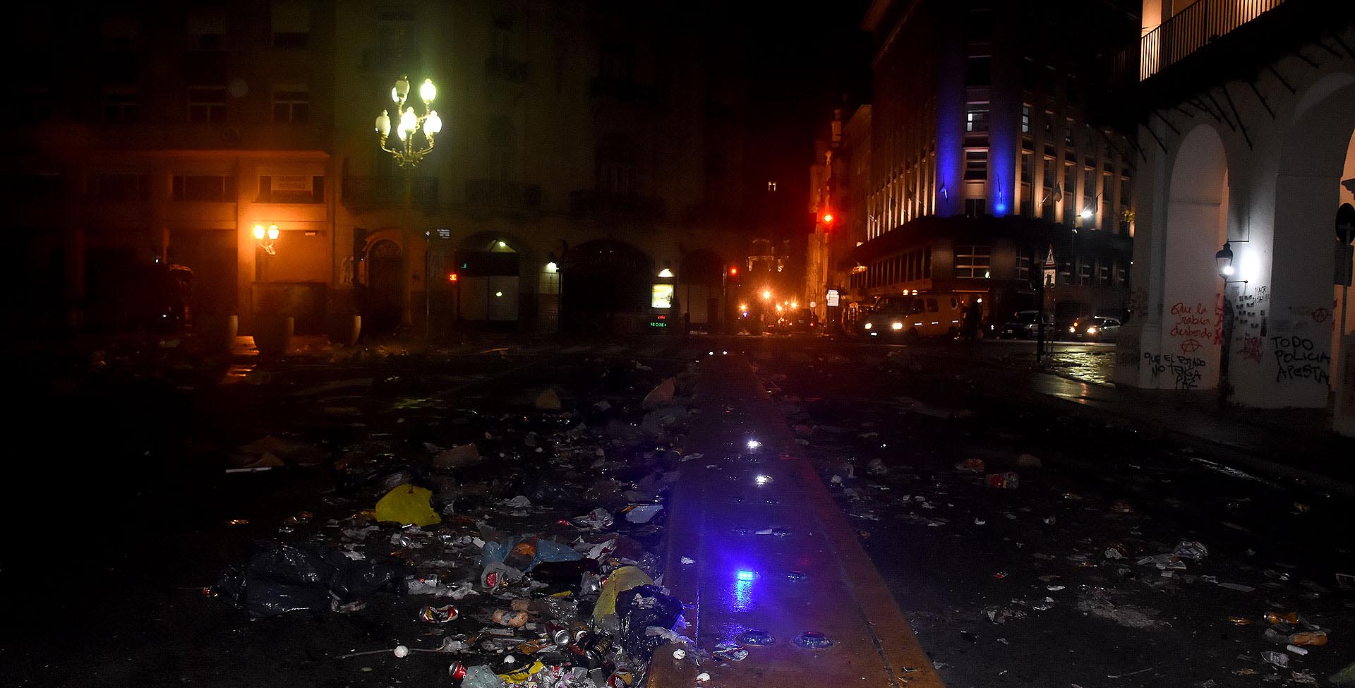 Las inmediaciones de la Plaza de Mayo, repleta de basura y destrozos