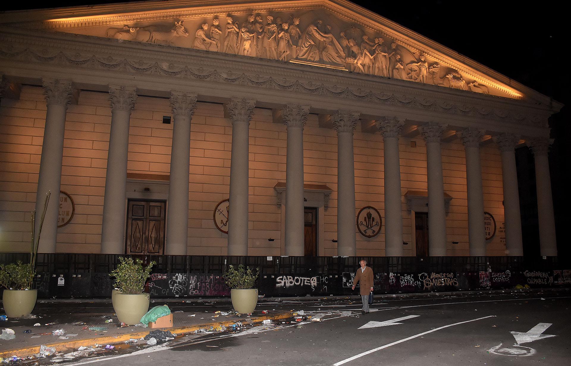 Pintadas en las vallas que protegieron la Catedral