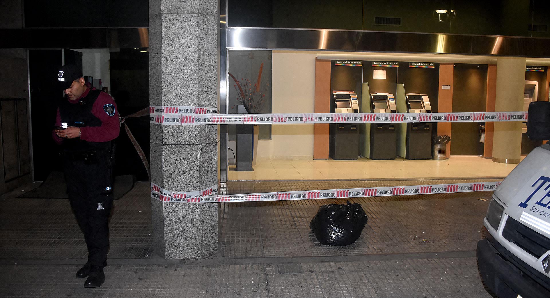 Manifestantes dañaron el Banco Credicoop