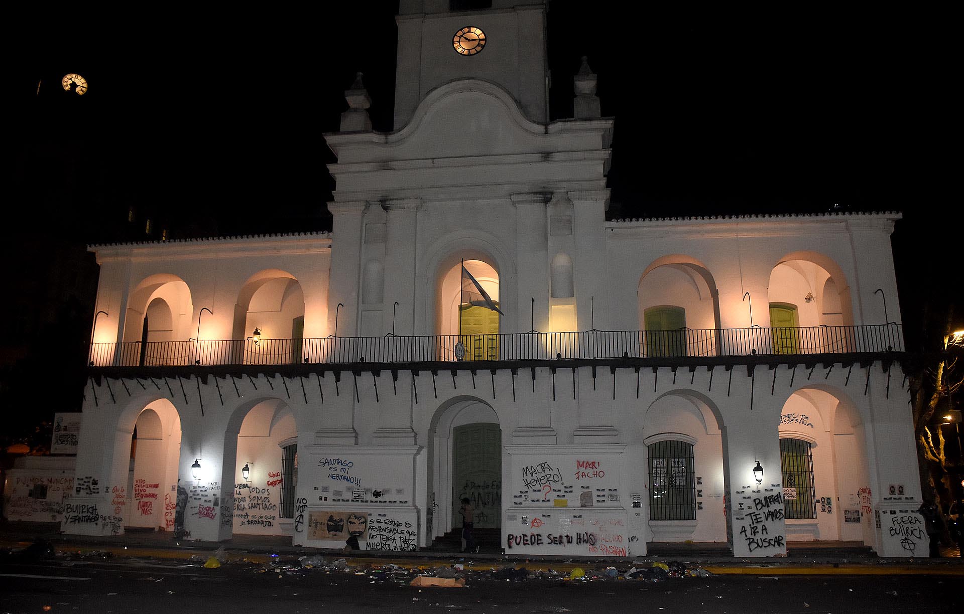 La fachada completa del Cabildo, arruinada tras la marcha por Santiago Maldonado