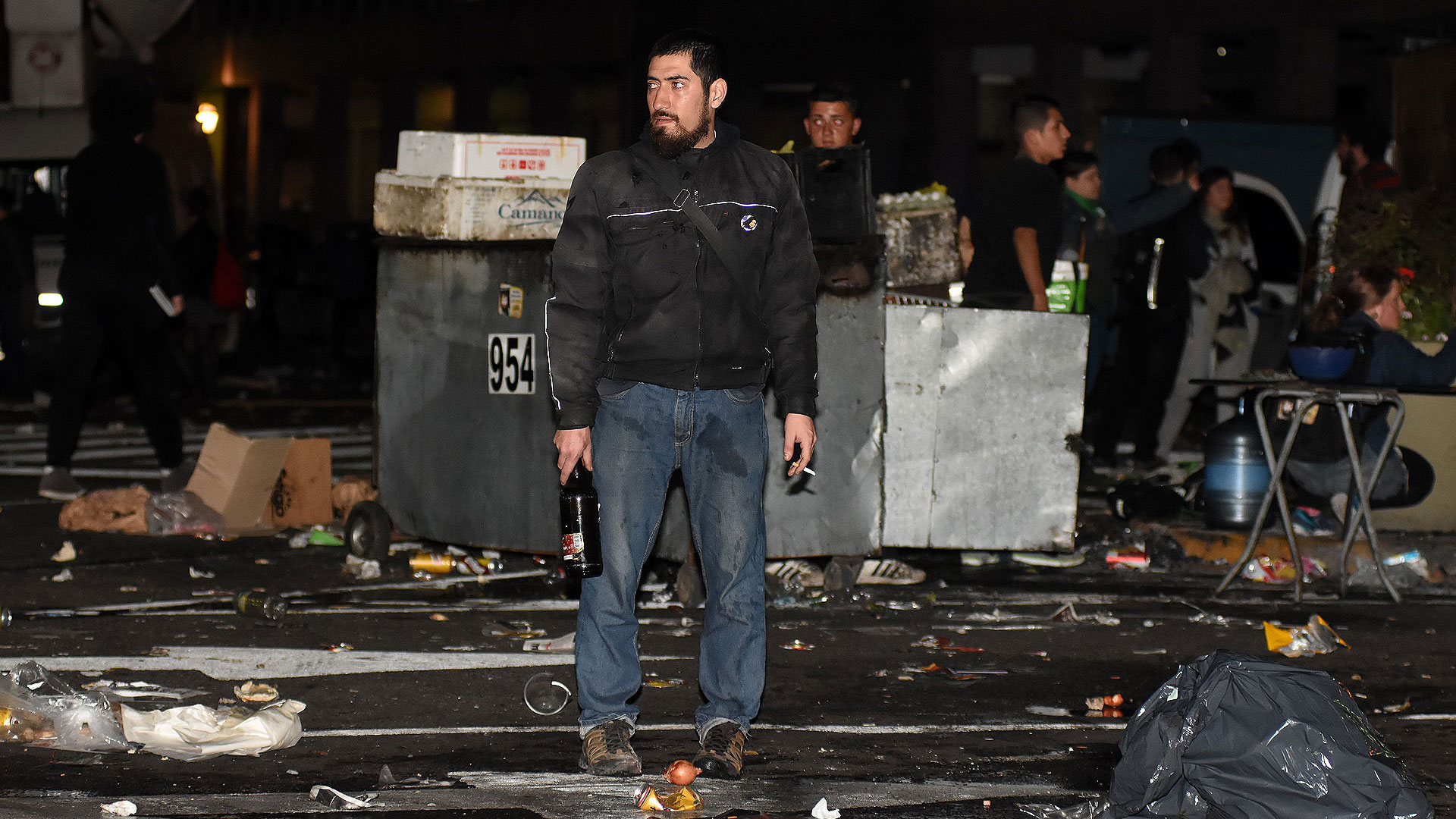 Los ataques incluyeron bombas molotov, botellazos y quema de containers