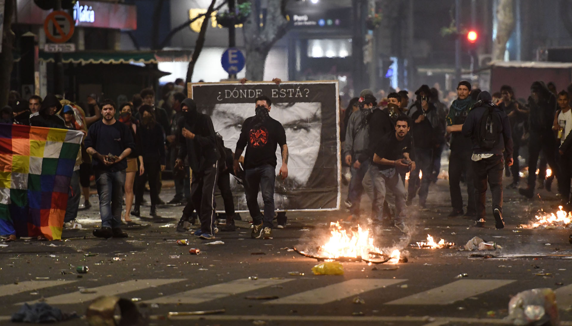 Fuego y destrozos generados por los manifestantes en el centro porteño durante la marcha por Santiago Maldonado