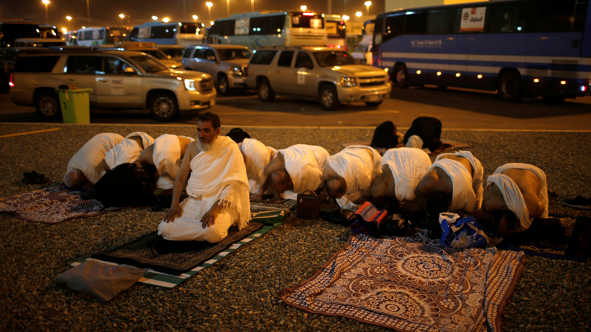 Peregrinos musulmanes rezando en las afueras de la ciudad sagrada de La Meca (REUTERS/Suhaib Salem)