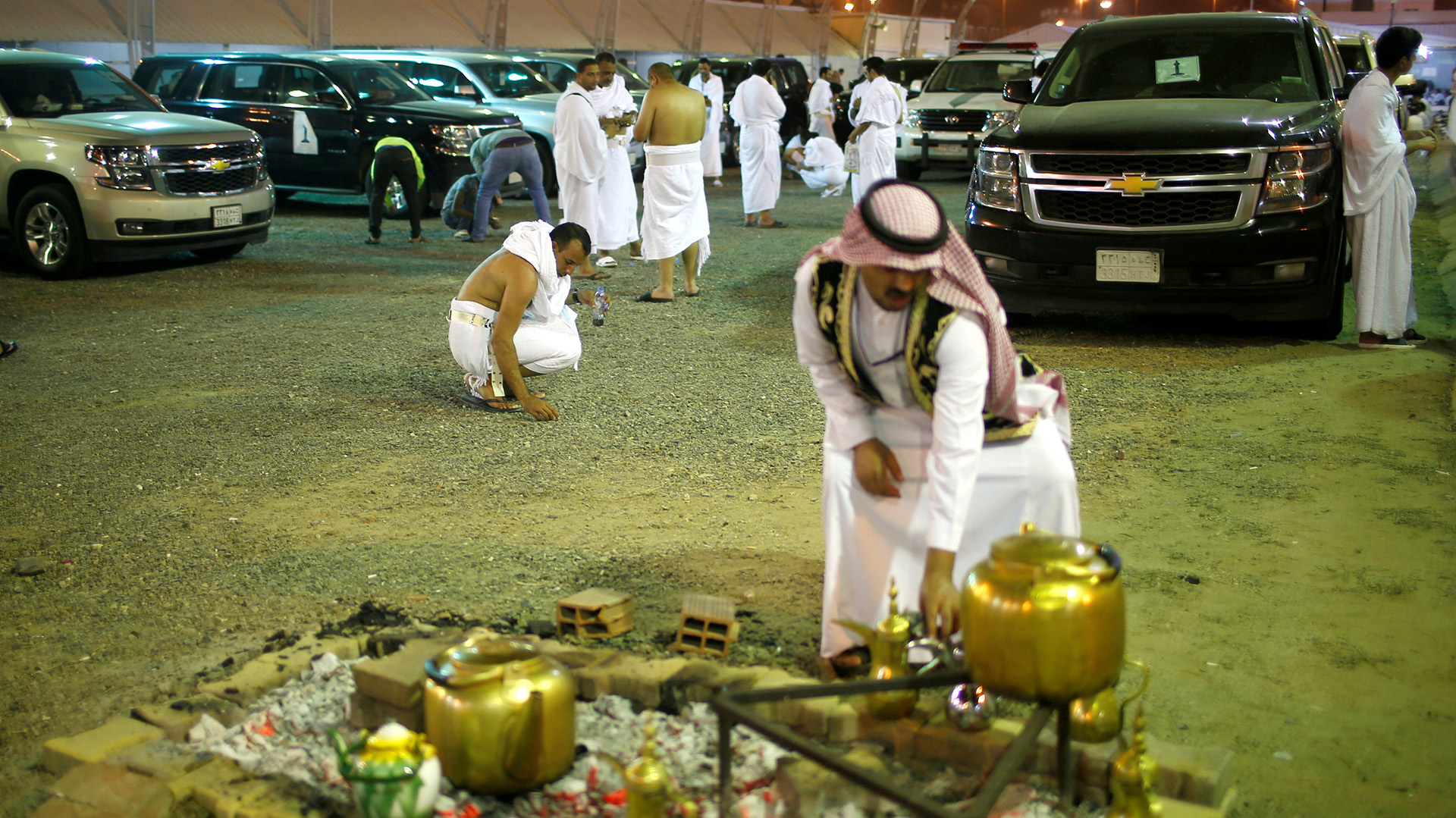 Peregrinos musulmanes recolectan piedras para ser lanzadas como un ritual que simboliza al diablo (REUTERS/Suhaib Salem)