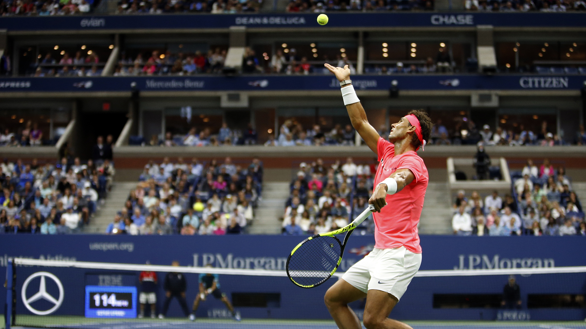 Rafael Nadal padeció durante los dos primeros sets ante el argentino (AP)