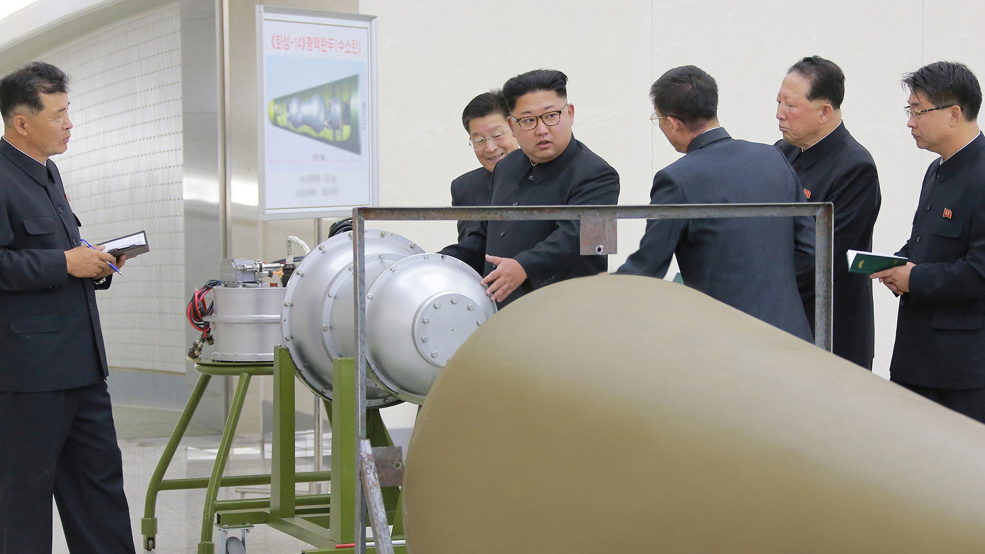 Kim Jong-un inspecciona la bomba H que luego sería probada “con éxito”.