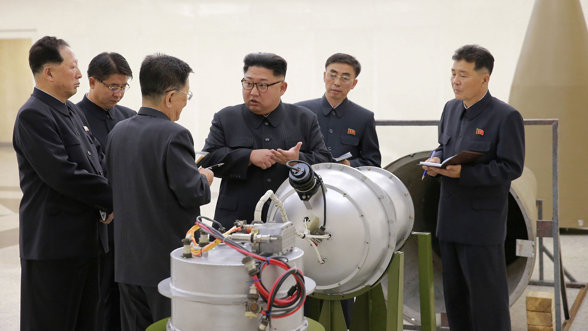 Kim Jong-un inspecciona la bomba H ante sus funcionarios. (Reuters)