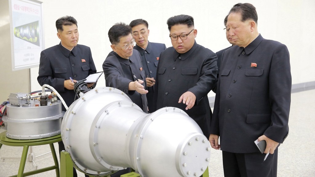 Kim Jong-un inspecciona la bomba H que luego sería probada “con éxito”. (KCNA via Reuters)